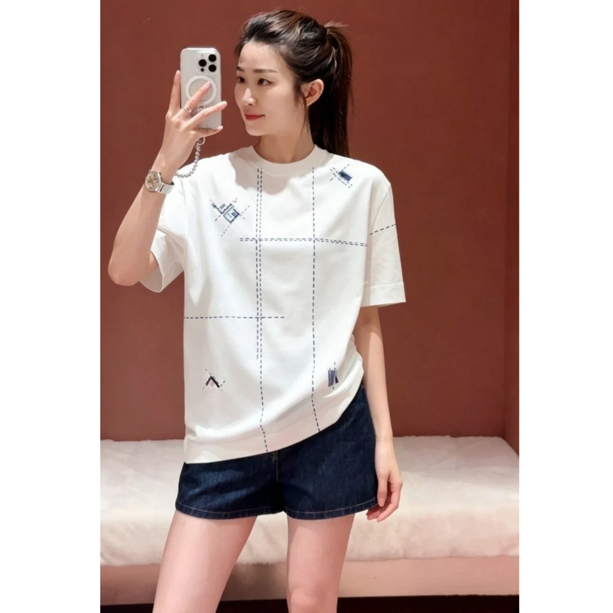 펜디 FF 로고 자수 반팔 티셔츠 착용 이미지