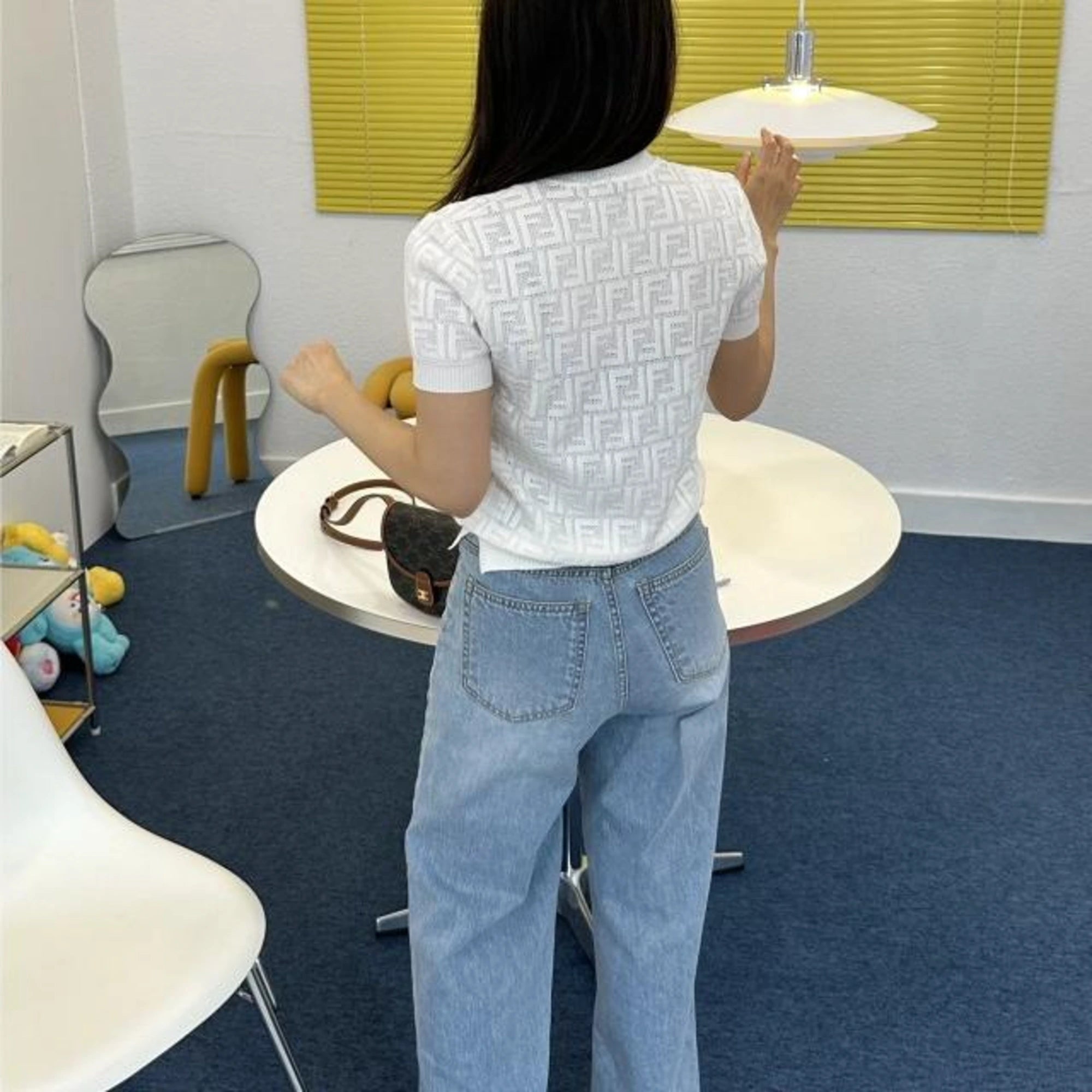 펜디 비스코스 반팔 니트 착용 이미지