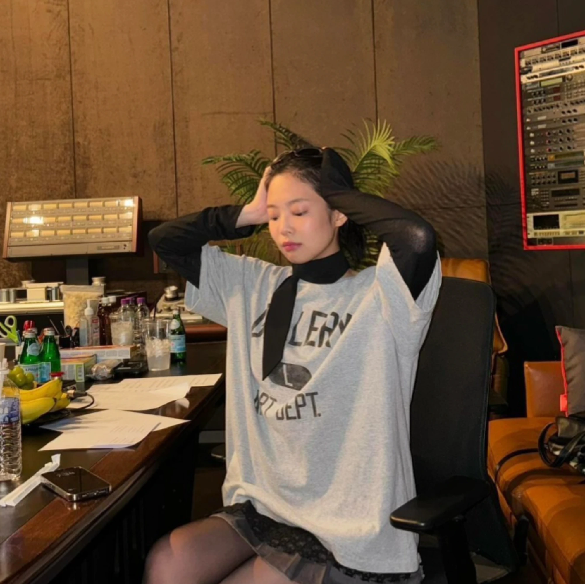 갤러리 디파트먼트 아트 디파트 오버핏 반팔 티셔츠 착용 이미지