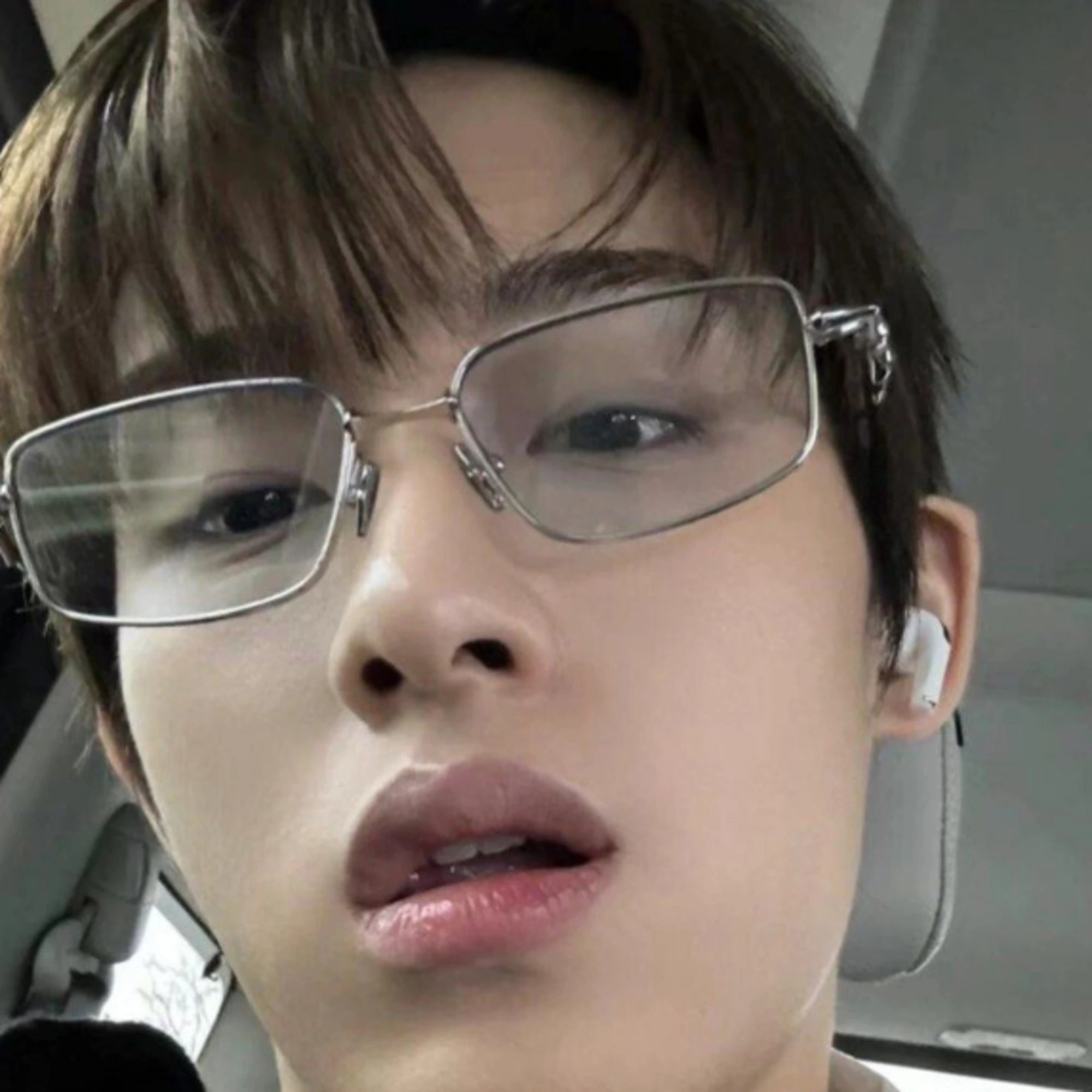 젠틀몬스터 아토믹 02 선글라스 착용 이미지
