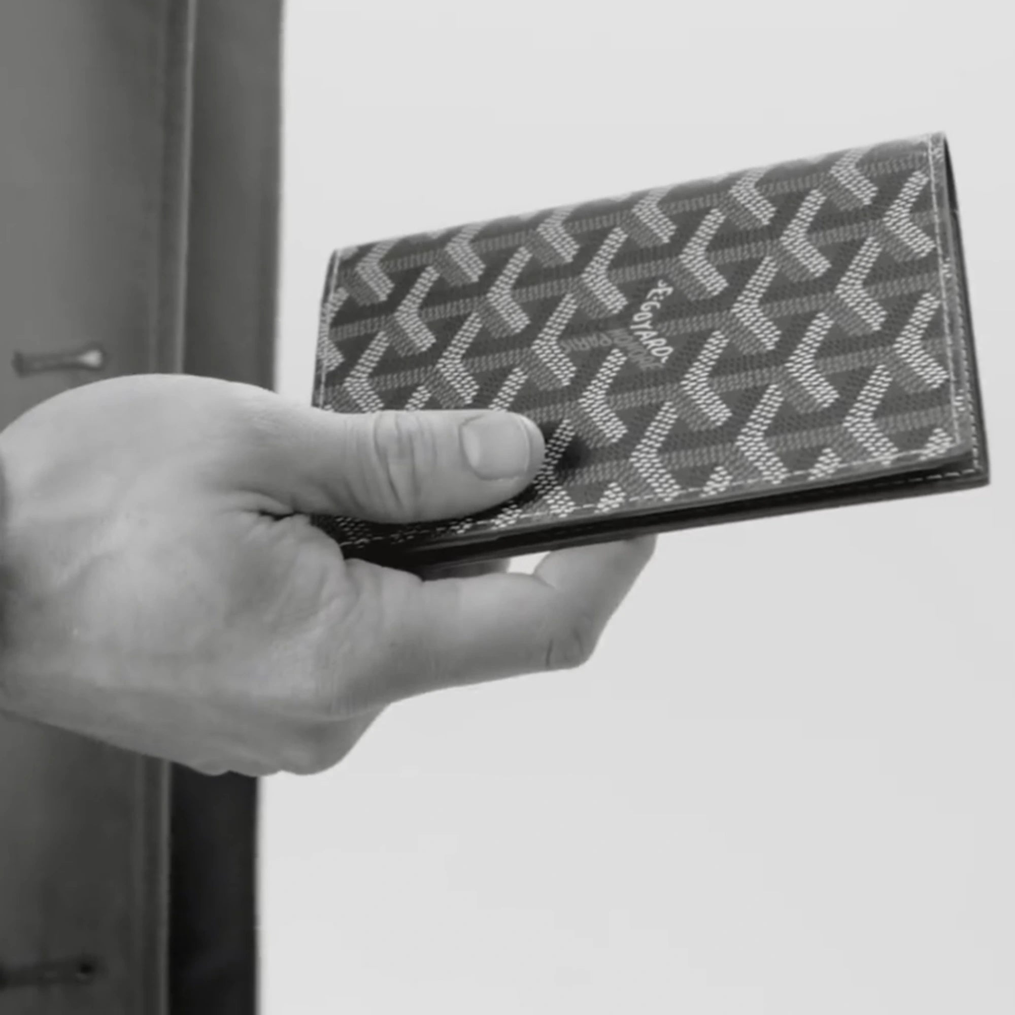 고야드 그르넬 패스포트 커버 착용 이미지