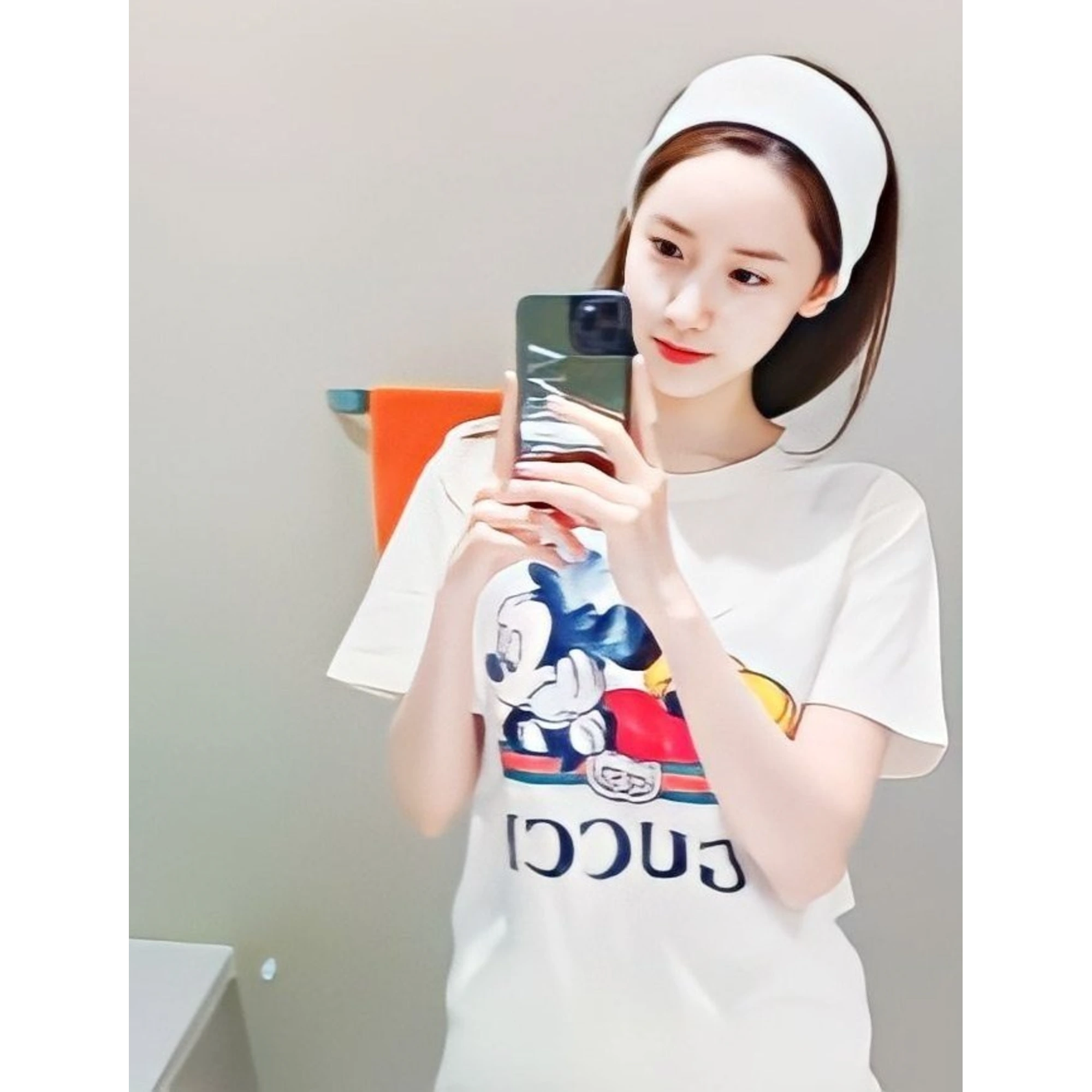 구찌 X 디즈니 미키마우스 반팔 티셔츠 착용 이미지