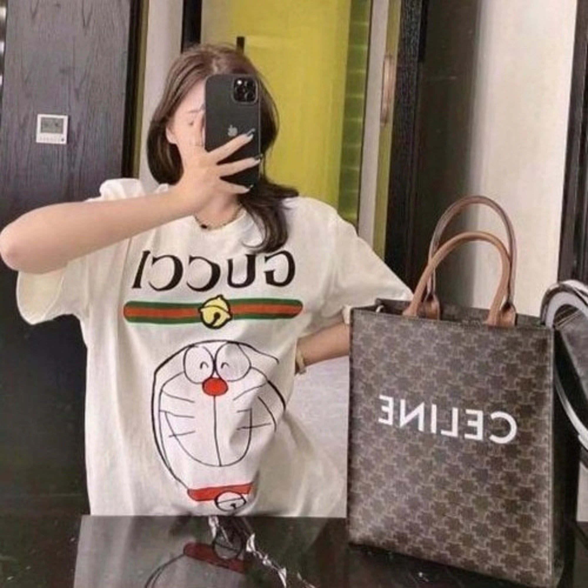 구찌 X 도라에몽 시그니처 로고 반팔 티셔츠 착용 이미지