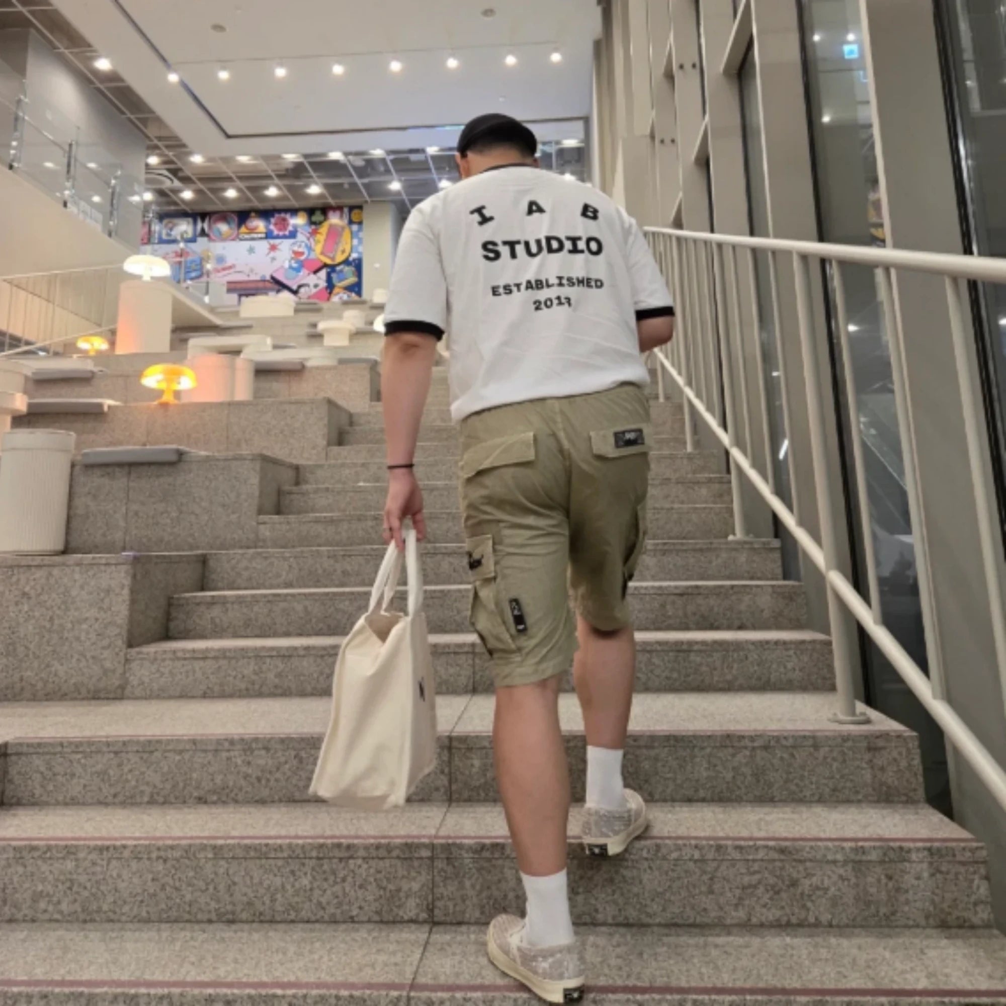 아이앱 스튜디오 이스테블리시드 반팔 티셔츠 착용 이미지