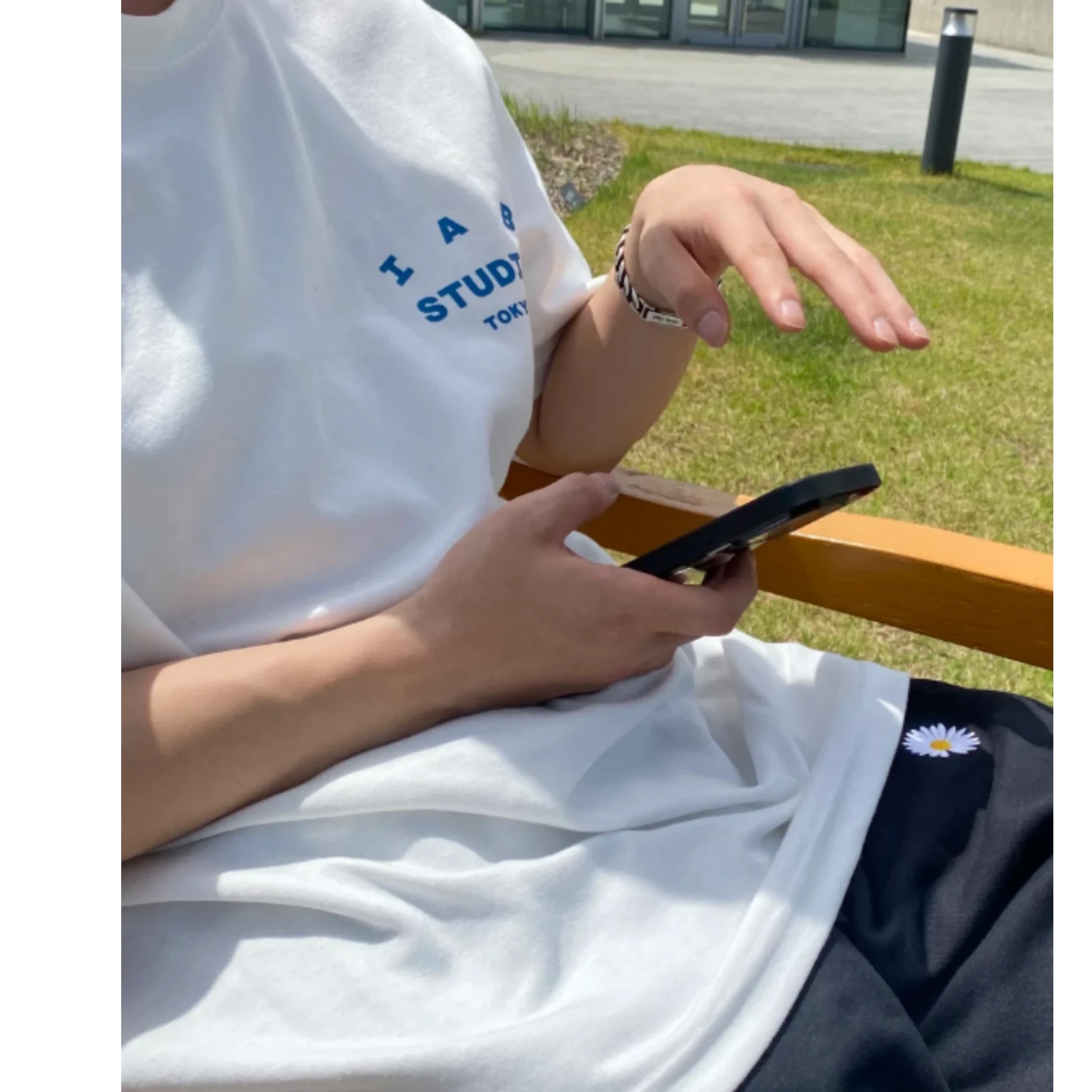 아이앱 스튜디오 도쿄 반팔 티셔츠 착용 이미지