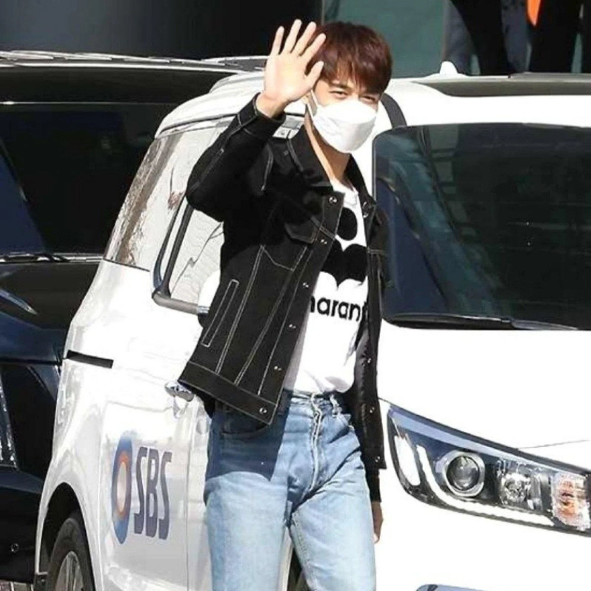 이자벨마랑 클래식 로고 반팔 티셔츠 착용 이미지