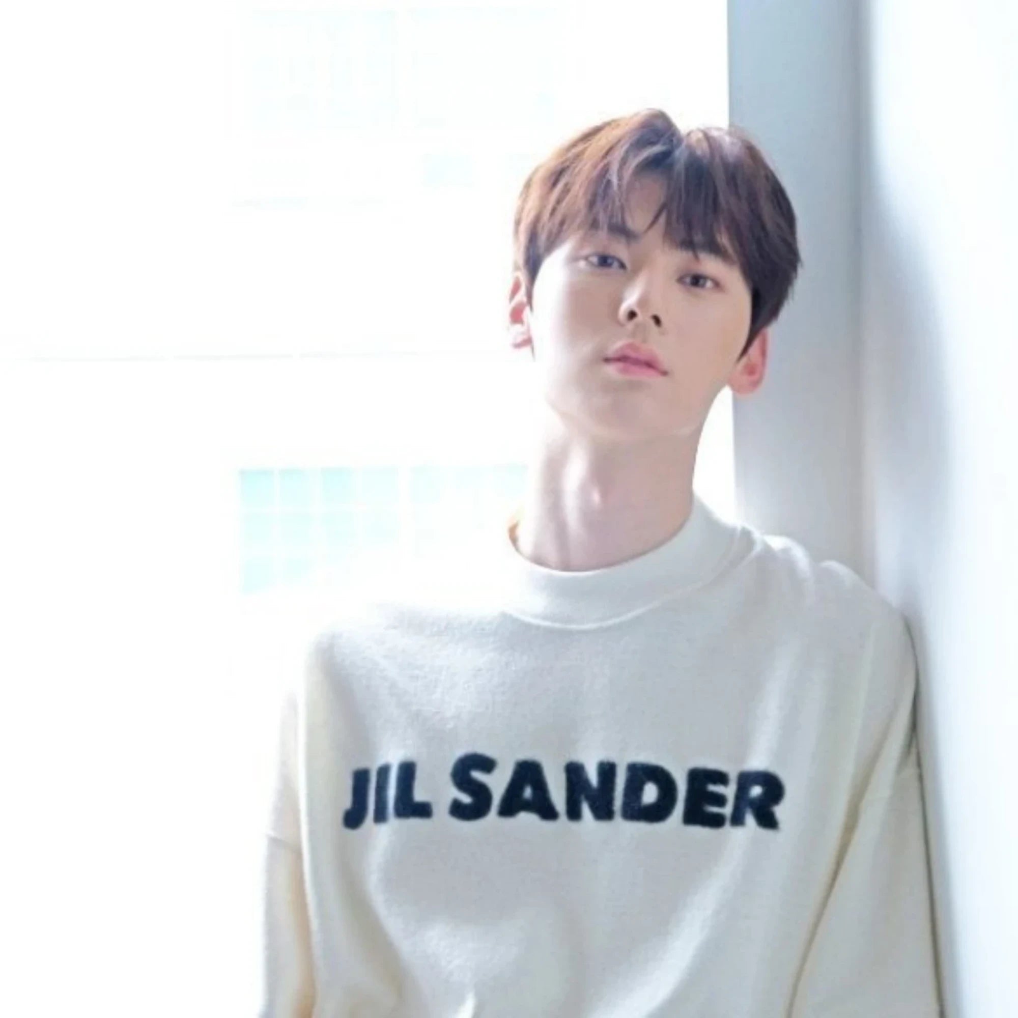 질샌더 베이직 로고 반팔 티셔츠 착용 이미지