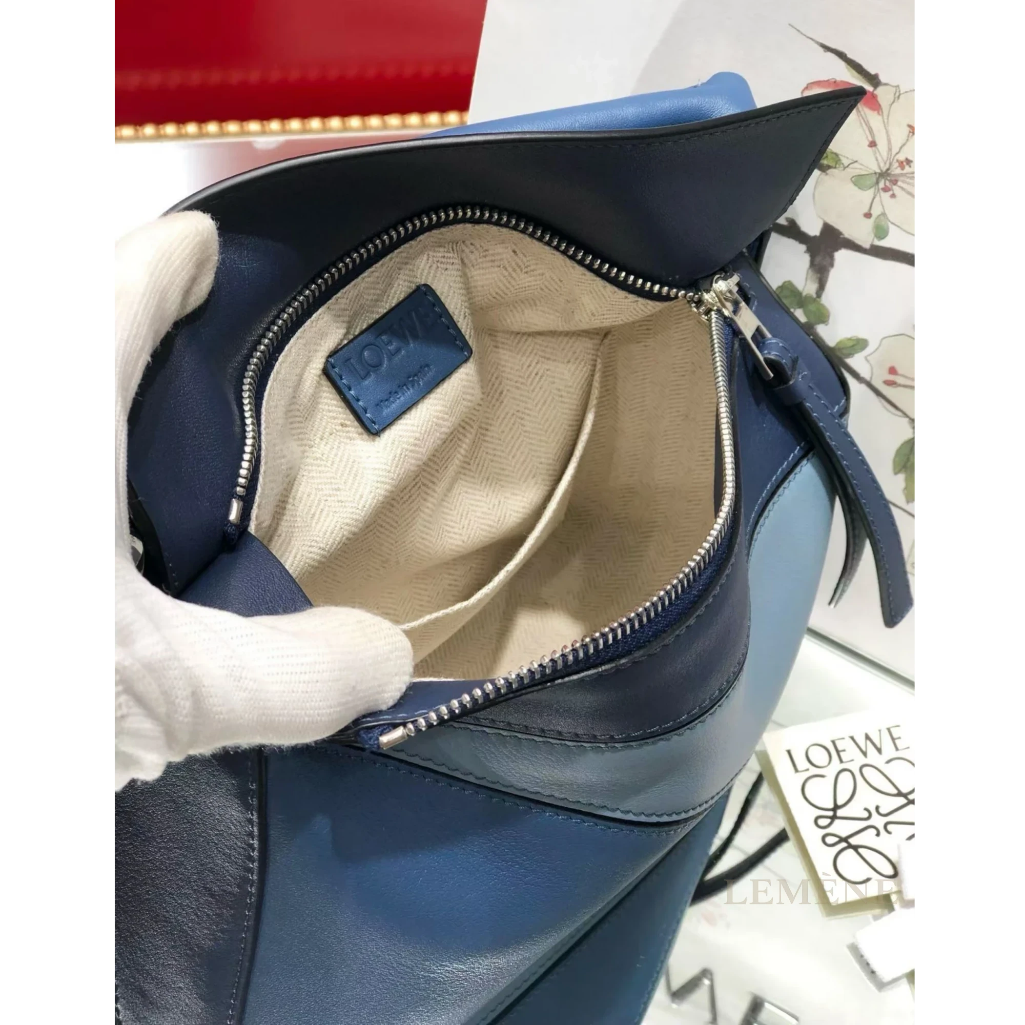 로에베 클래식 스몰 퍼즐백 디테일 이미지