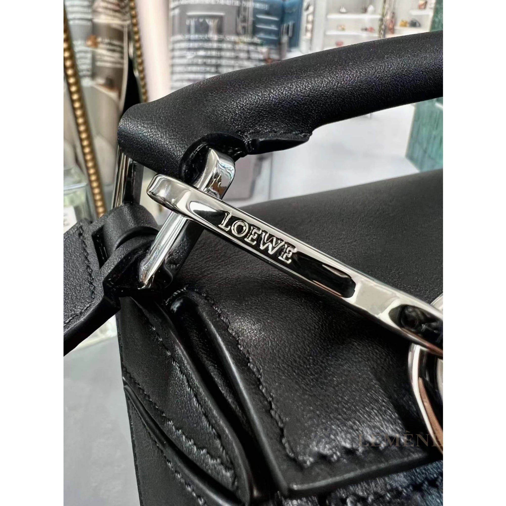 로에베 클래식 스몰 퍼즐백 디테일 이미지