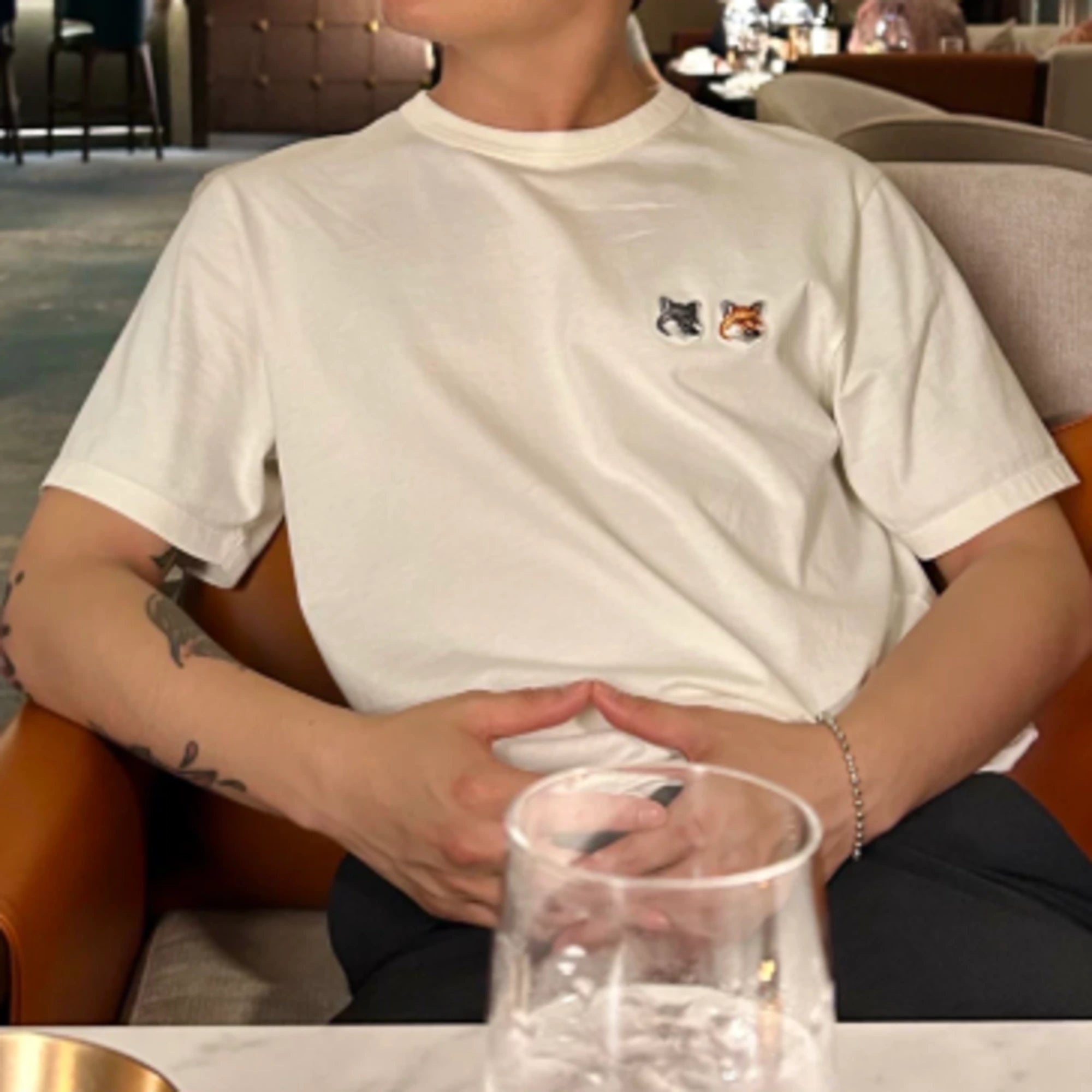 메종키츠네 더블 폭스헤드 반팔 티셔츠 BU00103KJ0008 착용 이미지
