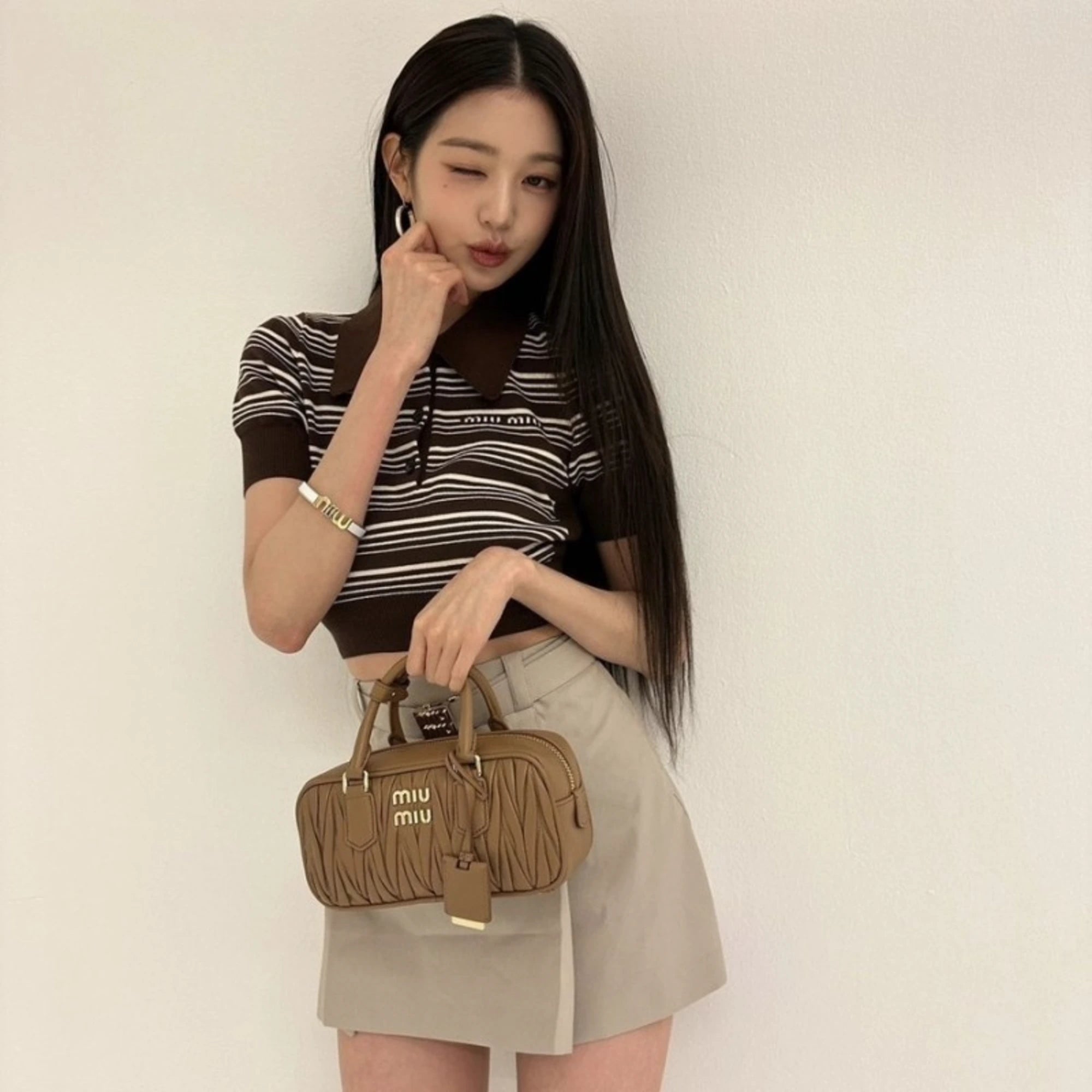 미우미우 아르카디 마테라쎄 나파 가죽 백 5BB142 착용 이미지