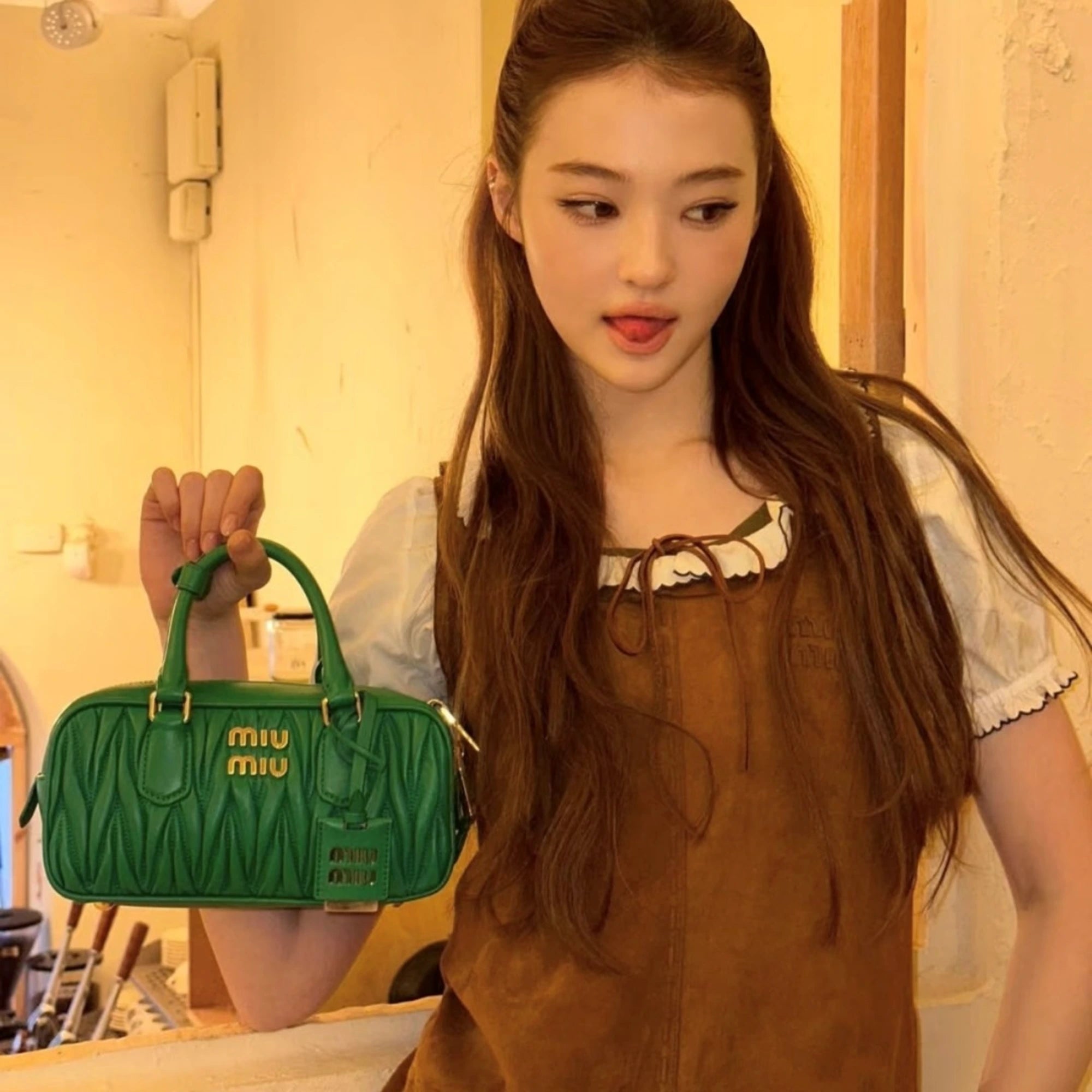 미우미우 아르카디 마테라쎄 나파 가죽 백 5BB142
