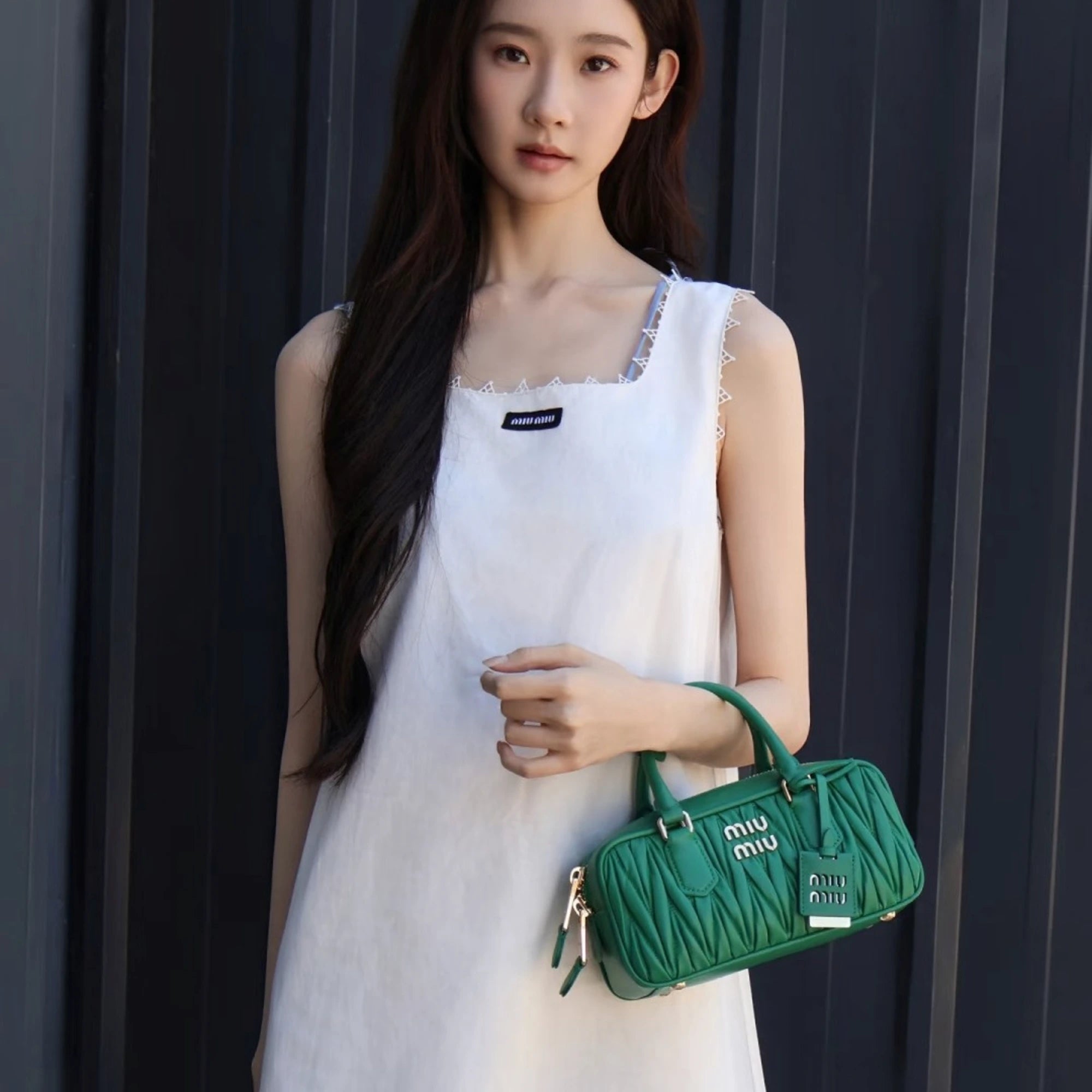 미우미우 아르카디 마테라쎄 나파 가죽 백 5BB142 착용 이미지