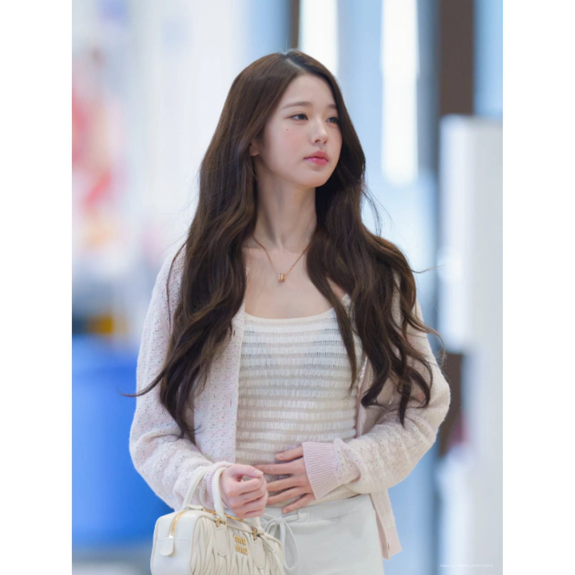 미우미우 아르카디 마테라쎄 나파 가죽 백 5BB142 착용 이미지