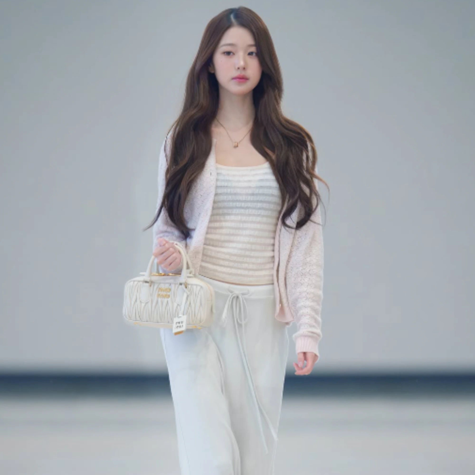 미우미우 아르카디 마테라쎄 나파 가죽 백 5BB142 착용 이미지