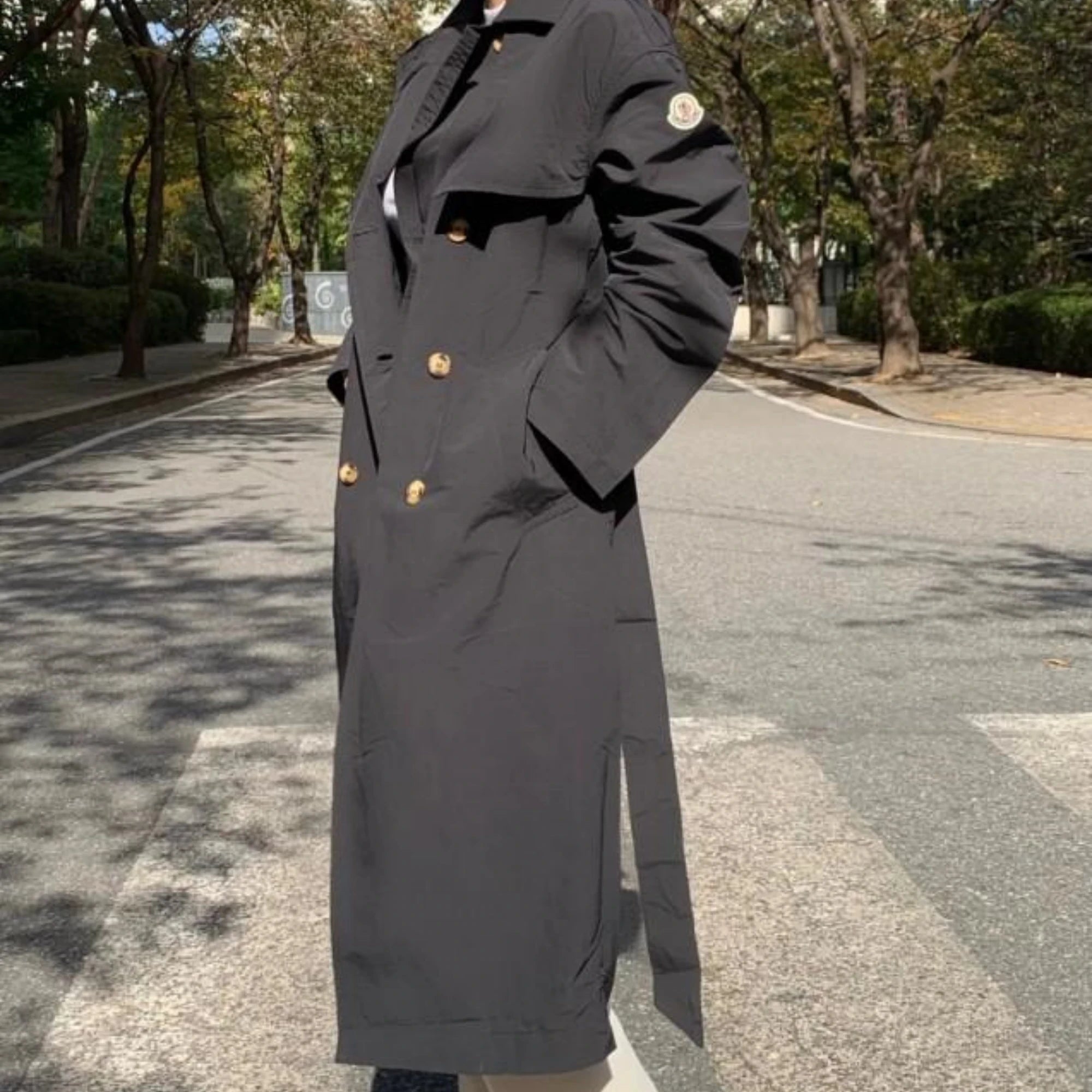 몽클레어 스티비덴 트렌치 코트 착용 이미지