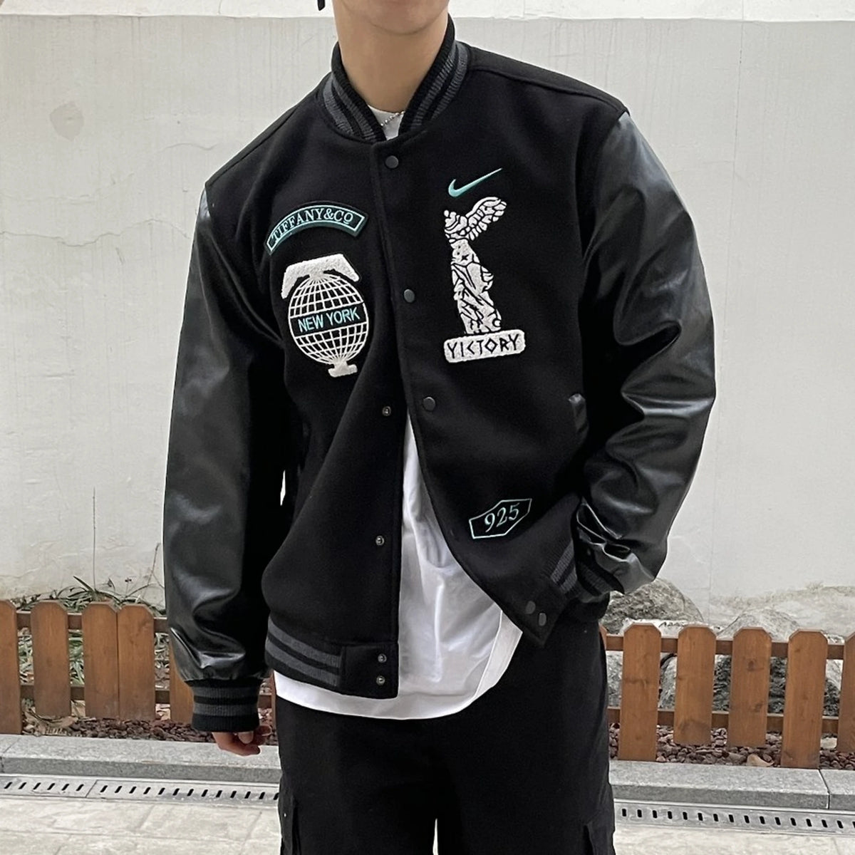 나이키 X 티파니 앤 코 바시티 재킷 착용 이미지