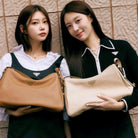 프라다 에메 라지 가죽 숄더백 1BC228 착용 이미지