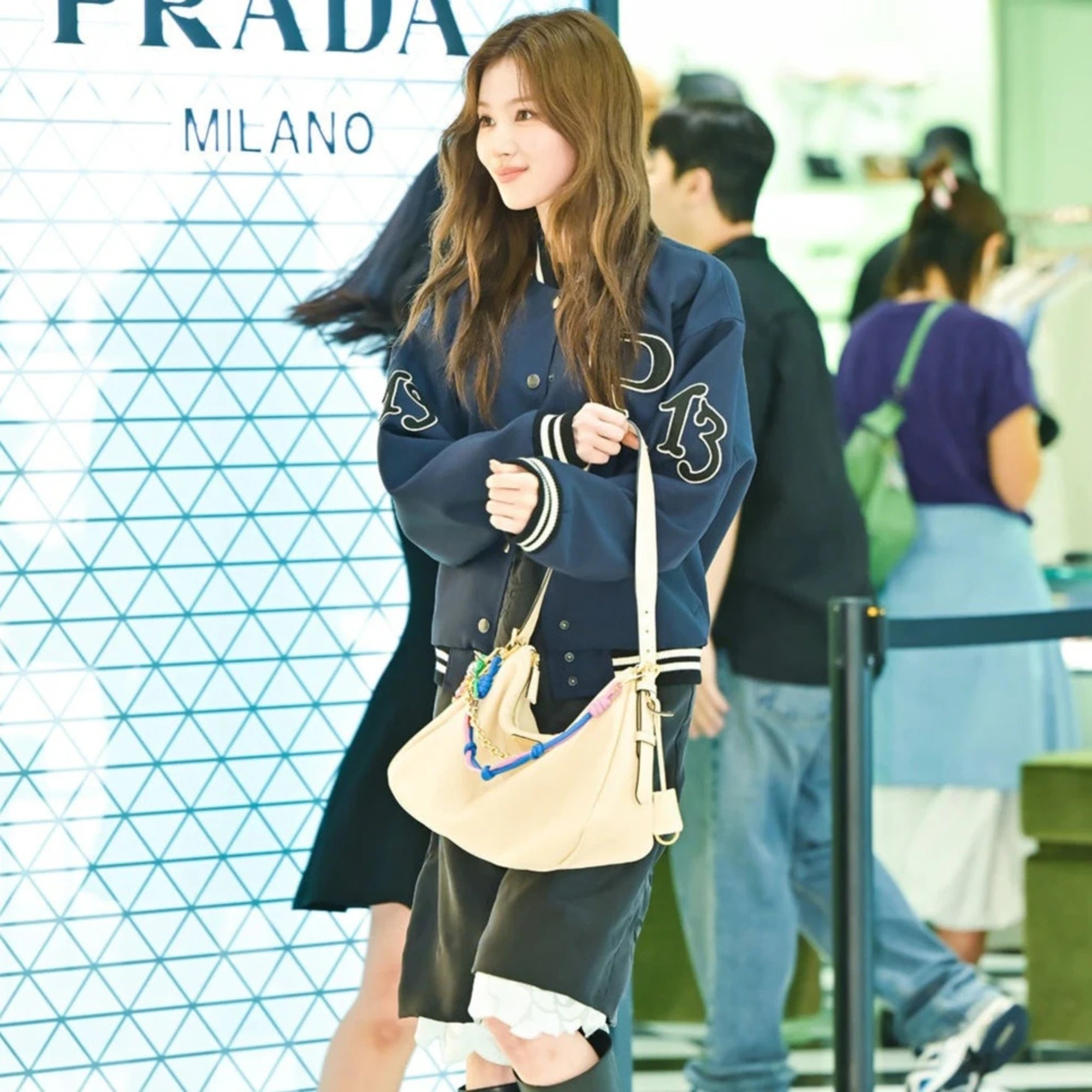 프라다 에메 라지 가죽 숄더백 1BC228 착용 이미지