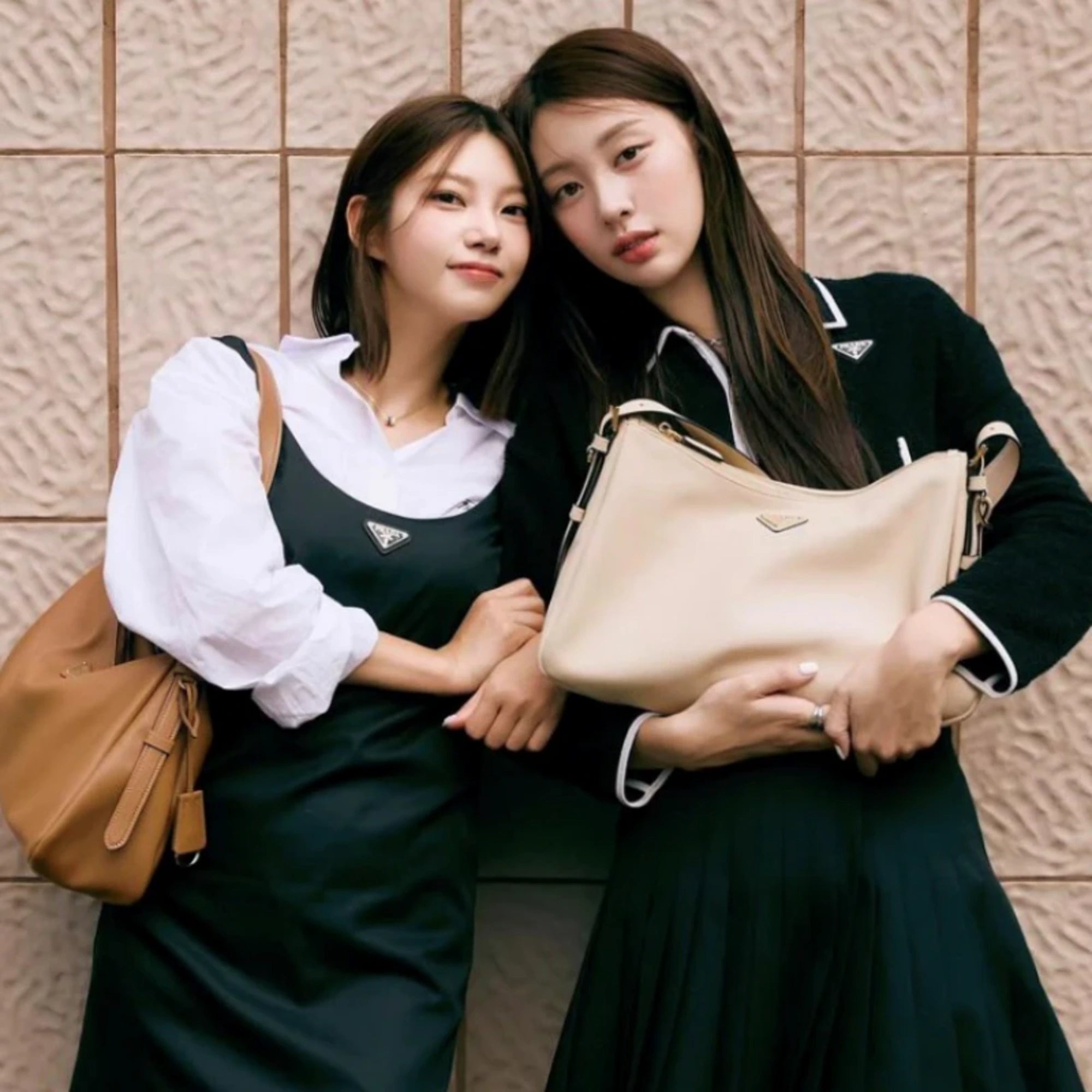 프라다 에메 라지 가죽 숄더백 1BC228 착용 이미지