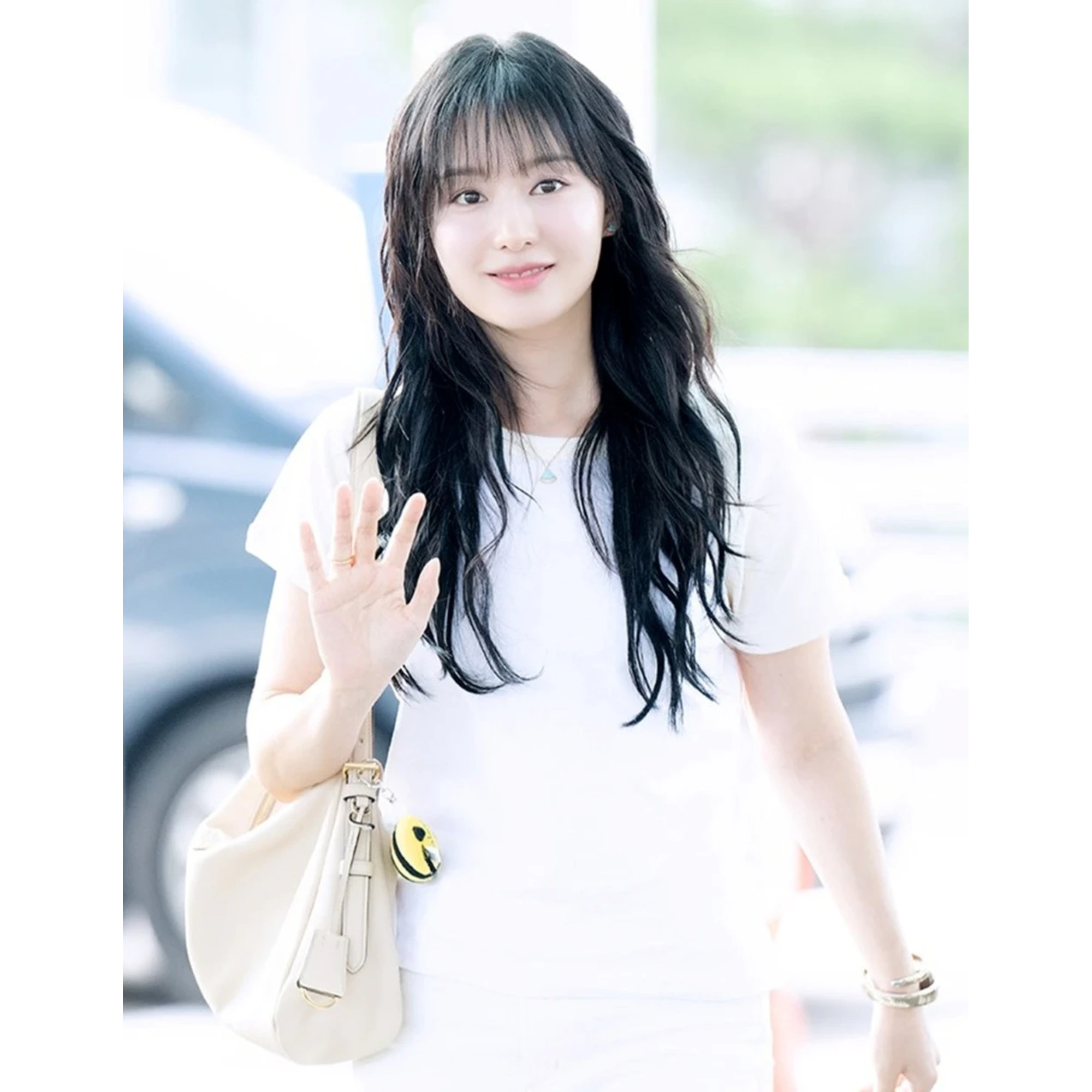 프라다 에메 라지 가죽 숄더백 1BC228 착용 이미지