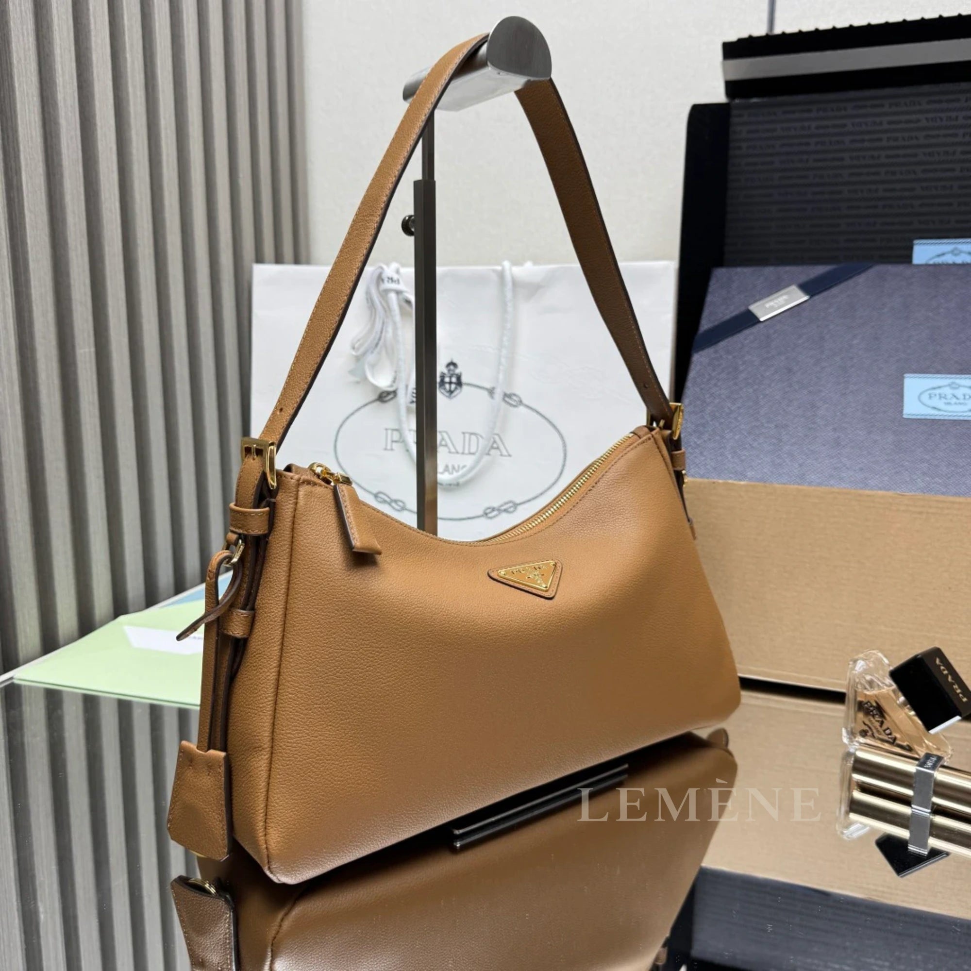 프라다 에메 미디엄 가죽 숄더백 1BC229 디테일 이미지