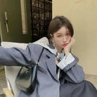 프라다 클레오 브러시드 가죽 숄더백 착용 이미지