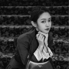 프라다 클레오 브러시드 가죽 숄더백 착용 이미지