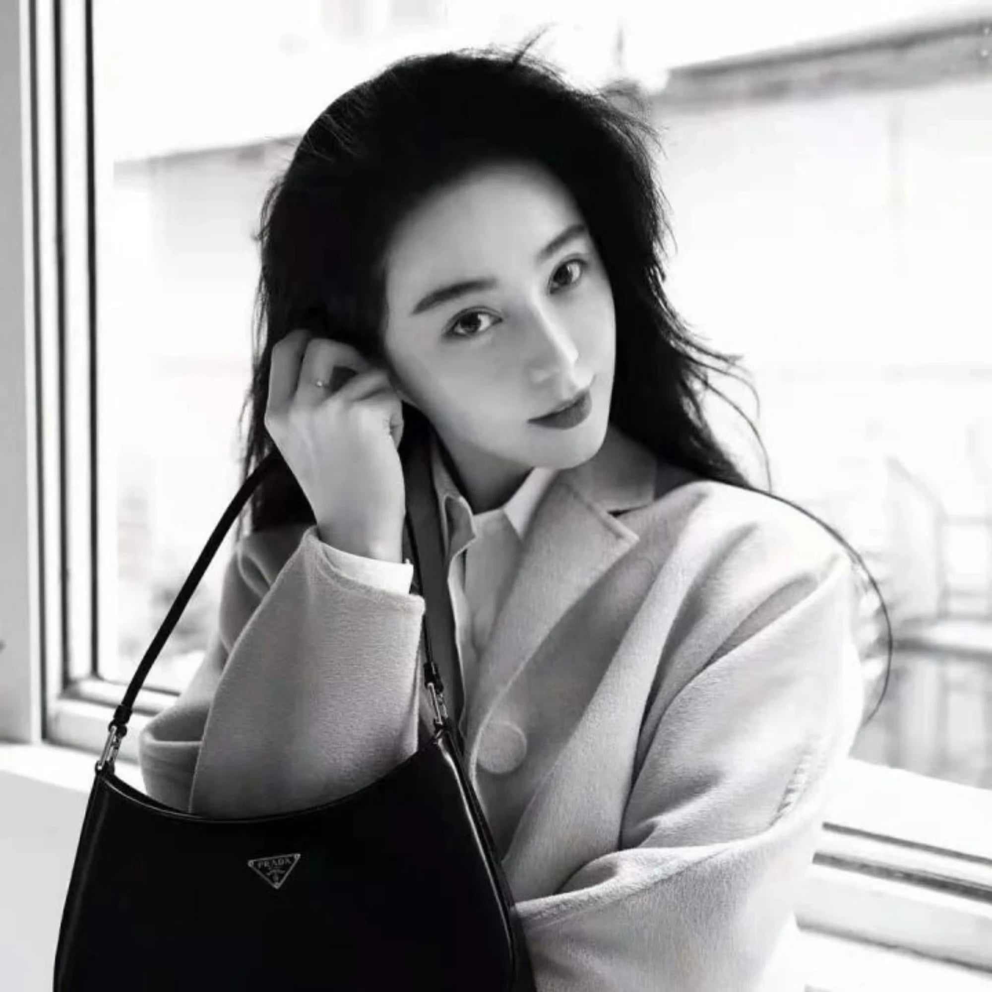프라다 클레오 브러시드 가죽 숄더백 착용 이미지