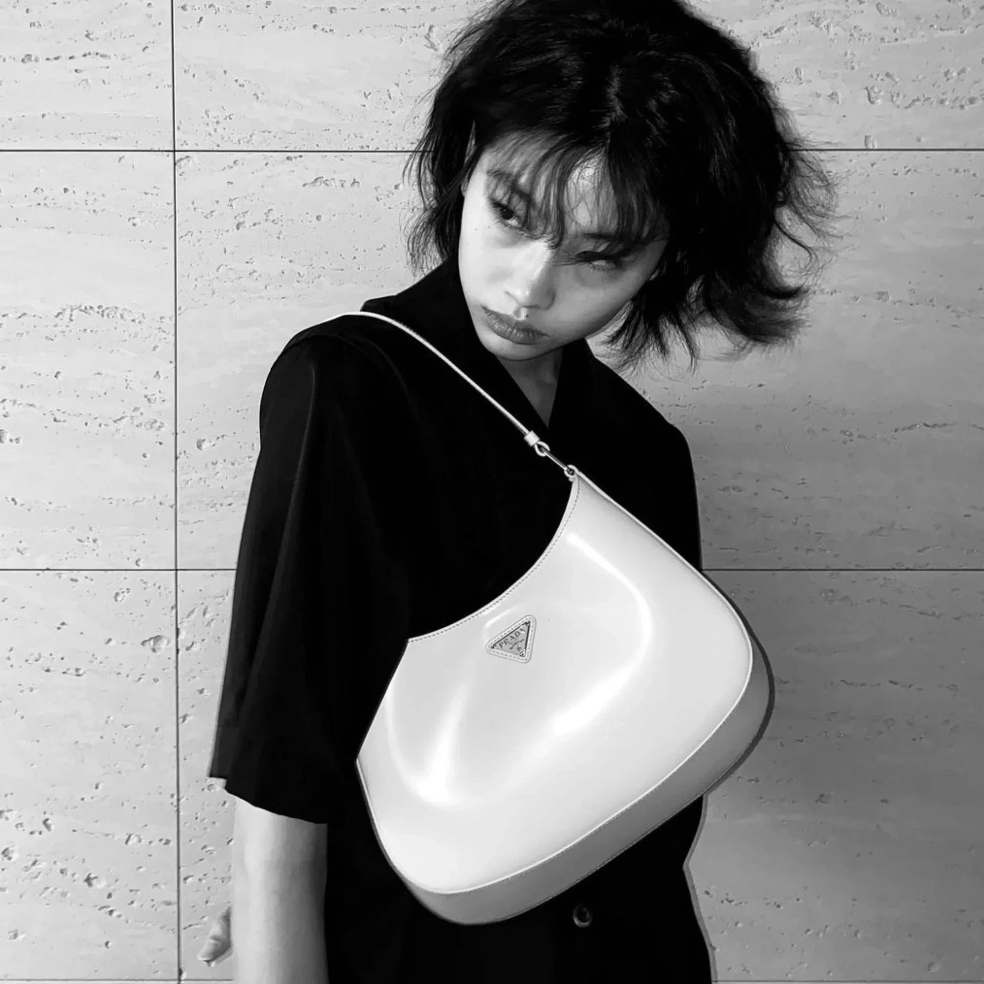프라다 클레오 브러시드 가죽 숄더백 착용 이미지