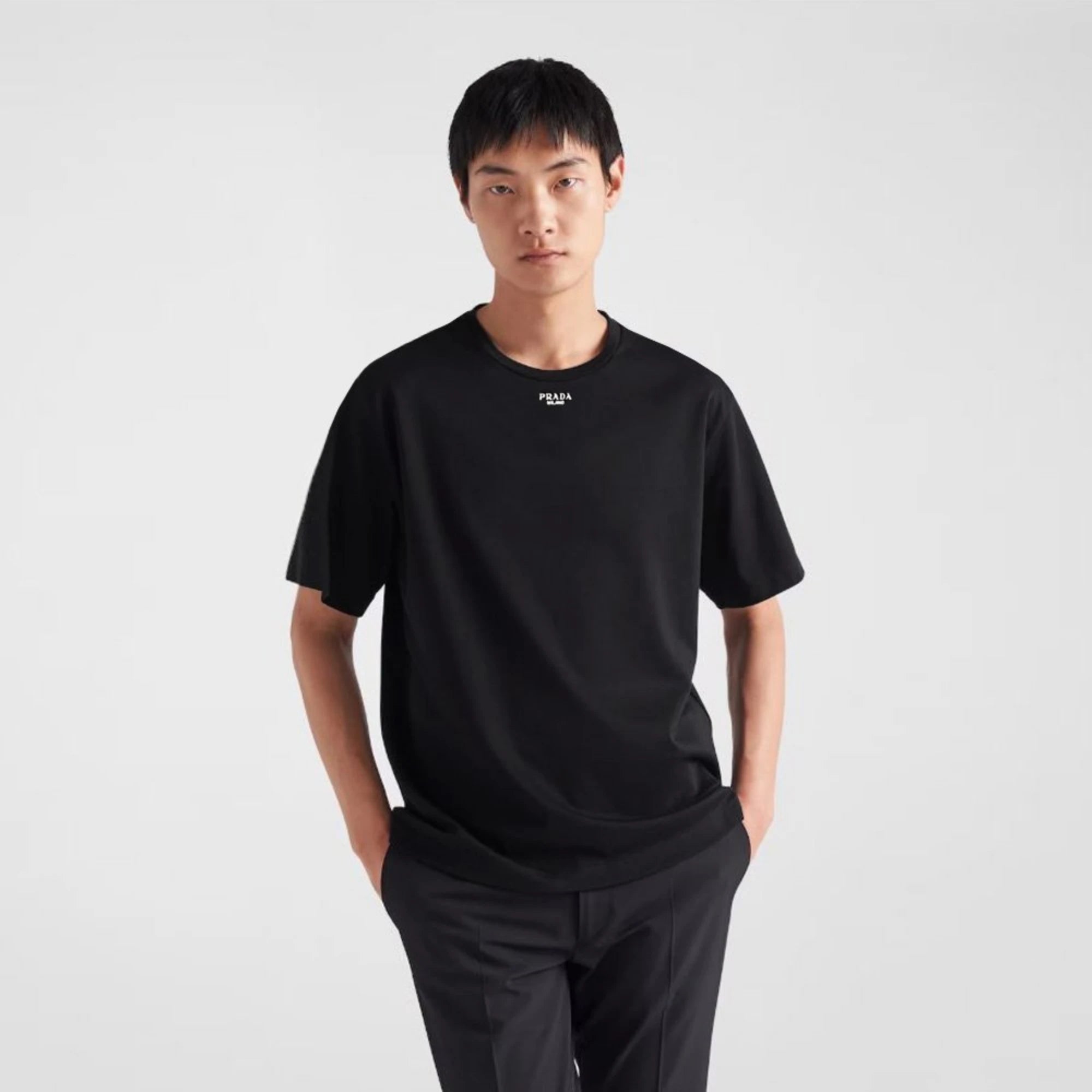 프라다 넥 로고 프린트 반팔 티셔츠 착용 이미지