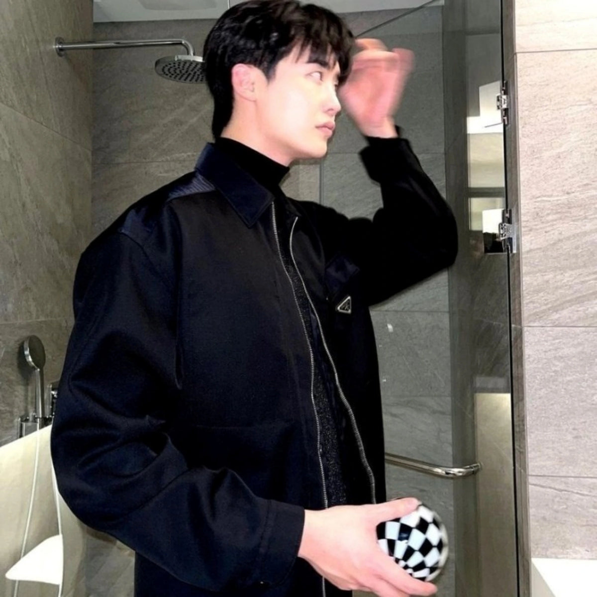 프라다 리나일론 오버 셔츠 착용 이미지