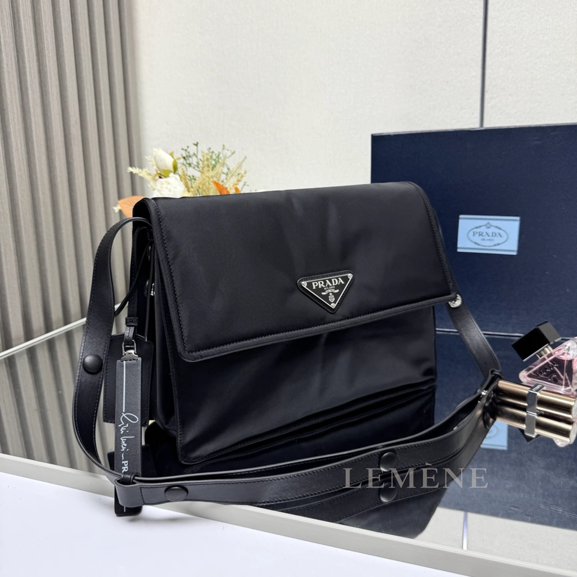 프라다 트래블러 미디엄 리나일론 패딩 숄더백 1BD255 디테일 이미지