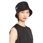 프라다 삼각로고 버킷햇 착용 이미지