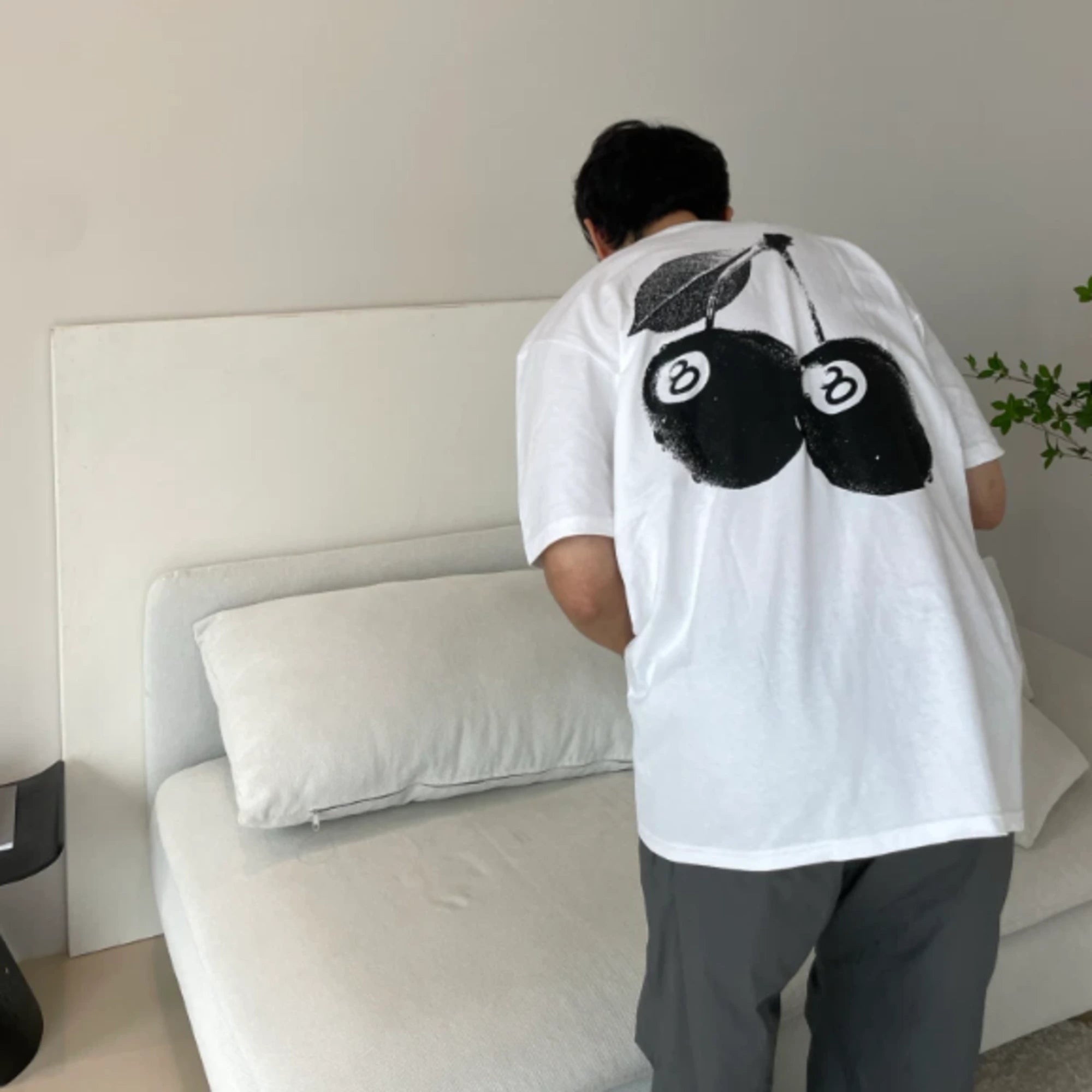 스투시 체리 오버핏 반팔 티셔츠 착용 이미지