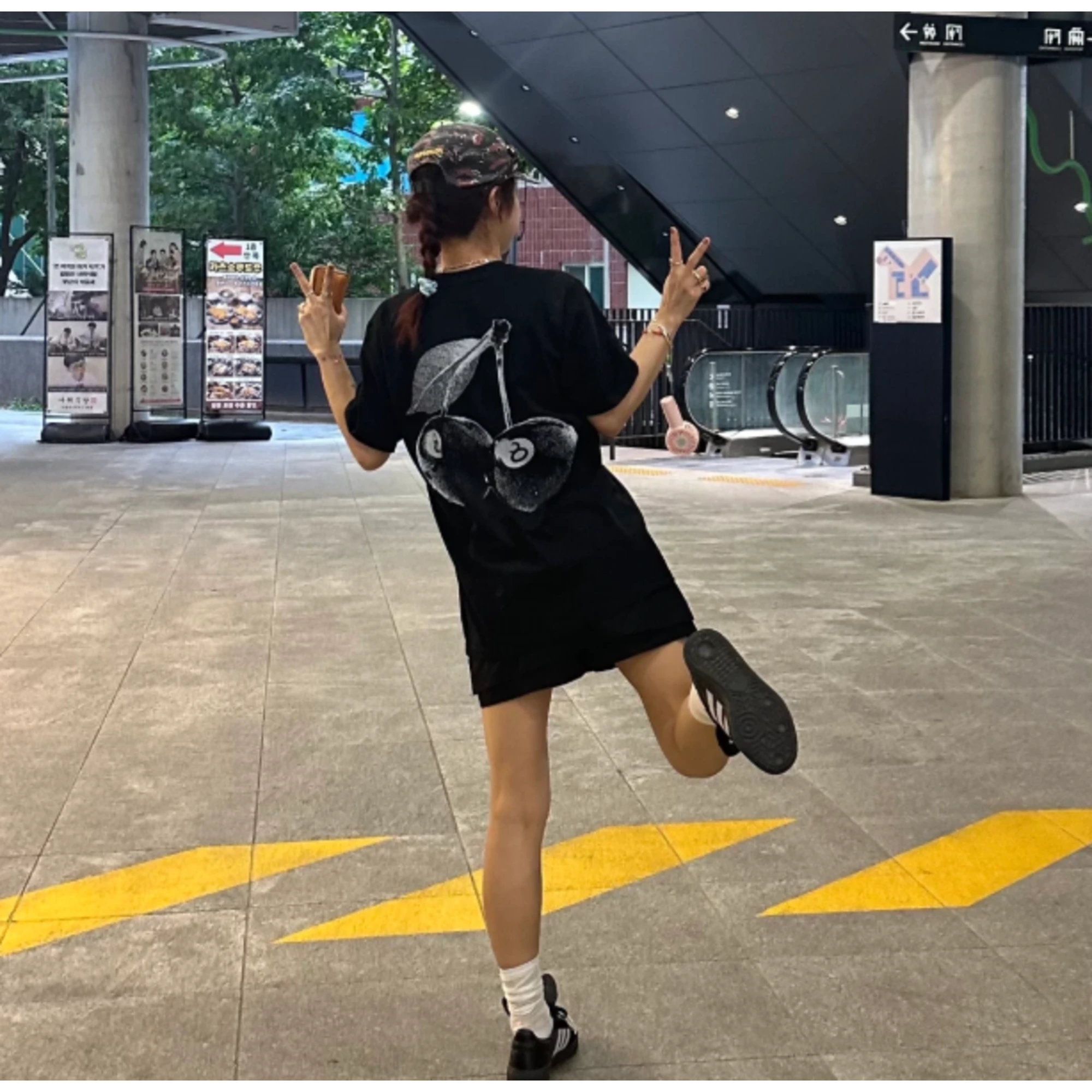 스투시 체리 오버핏 반팔 티셔츠 착용 이미지