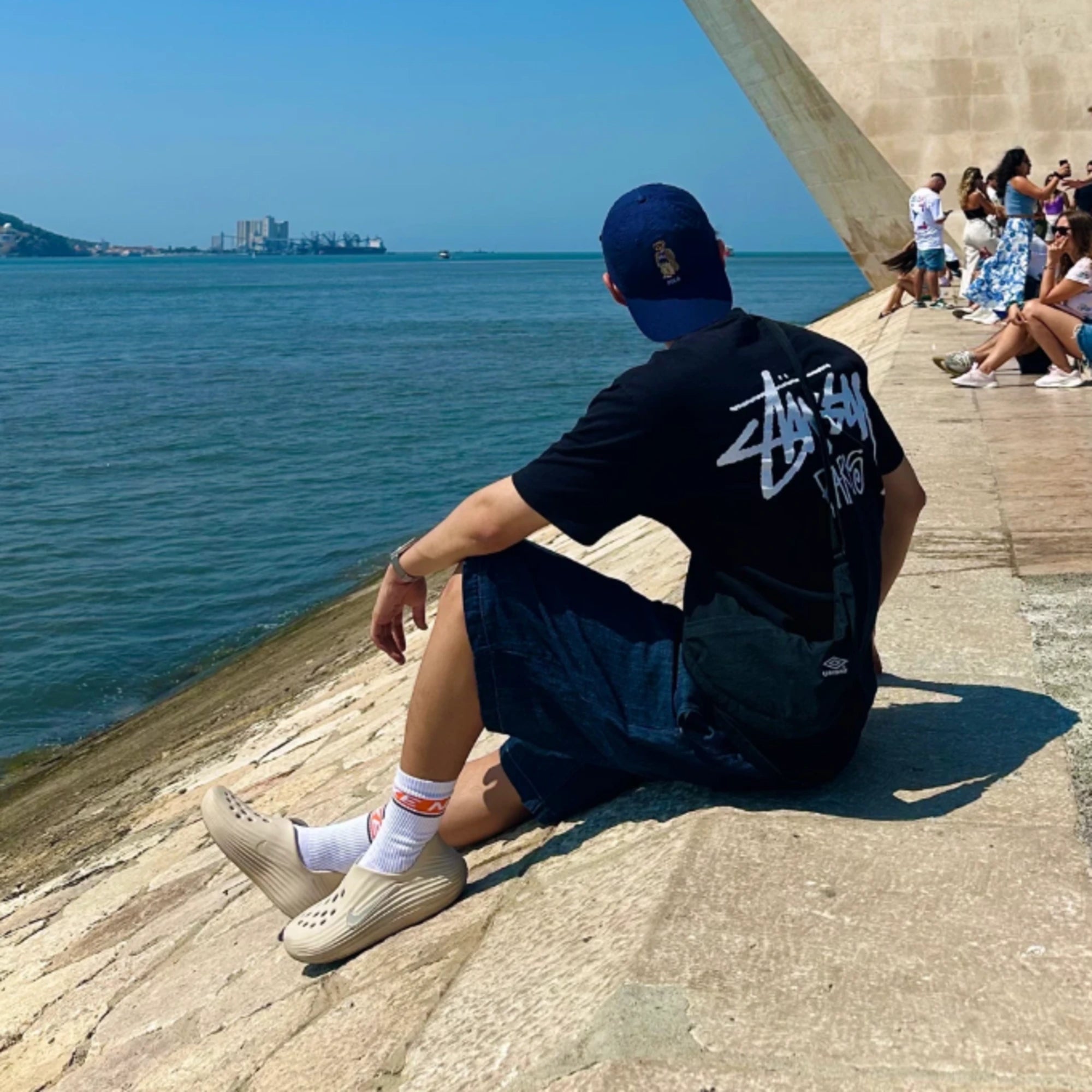 스투시 스탁 파리 반팔 티셔츠 착용 이미지