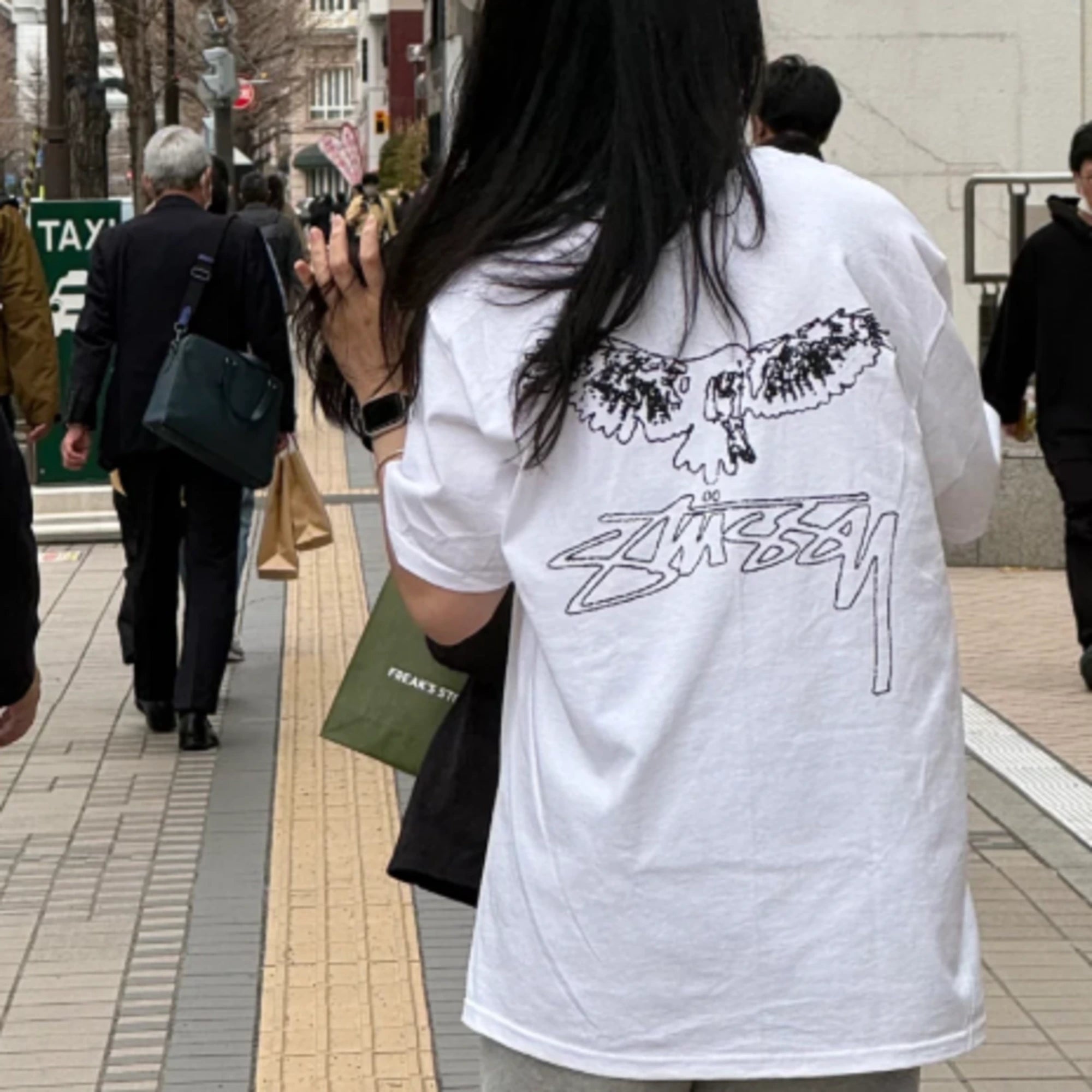 스투시 윙스팬 오버핏 반팔 티셔츠 착용 이미지
