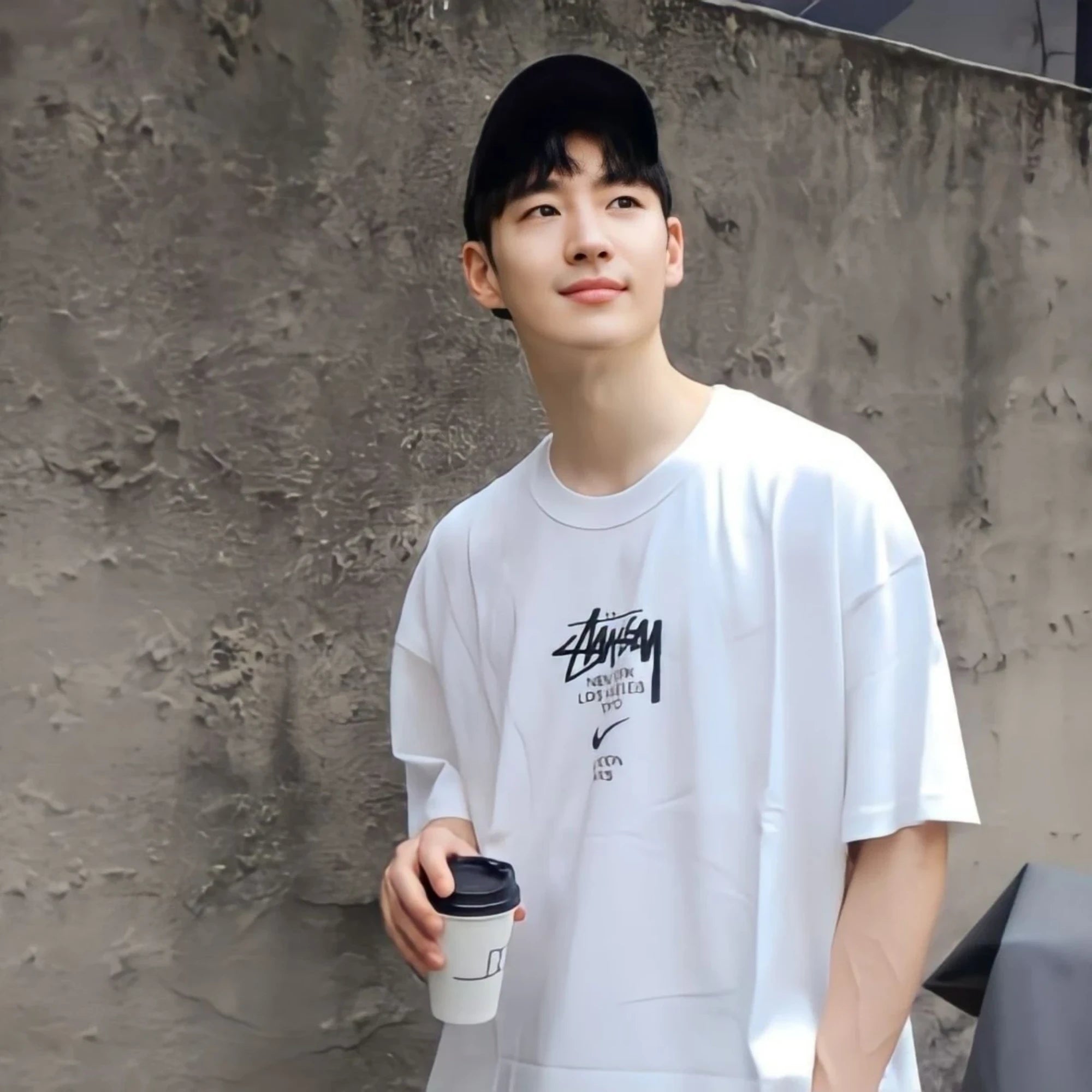 나이키 x 스투시 인터내셔널 반팔 티셔츠 착용 이미지
