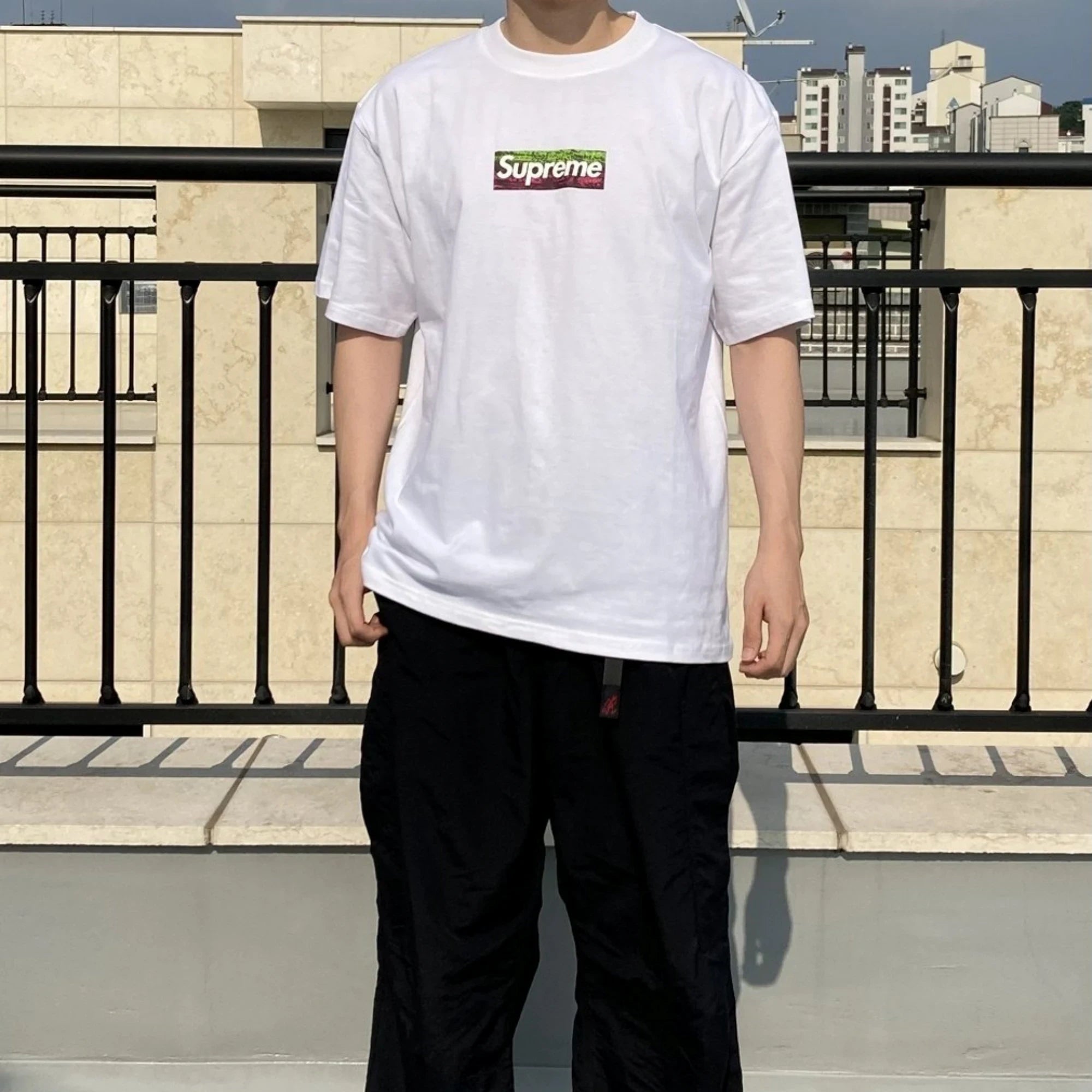슈프림 파이어 릴리프 박스 로고 반팔 티셔츠 착용 이미지
