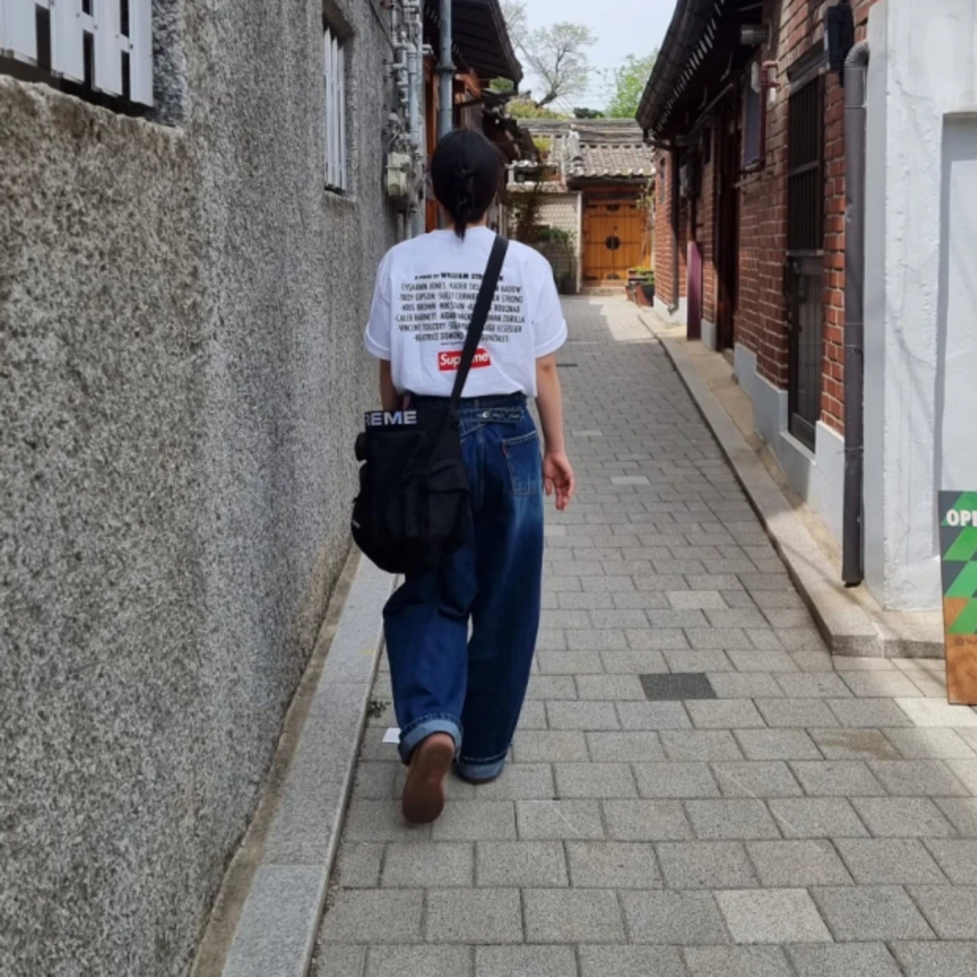 슈프림 플레이 데드 오버핏 반팔 티셔츠 착용 이미지