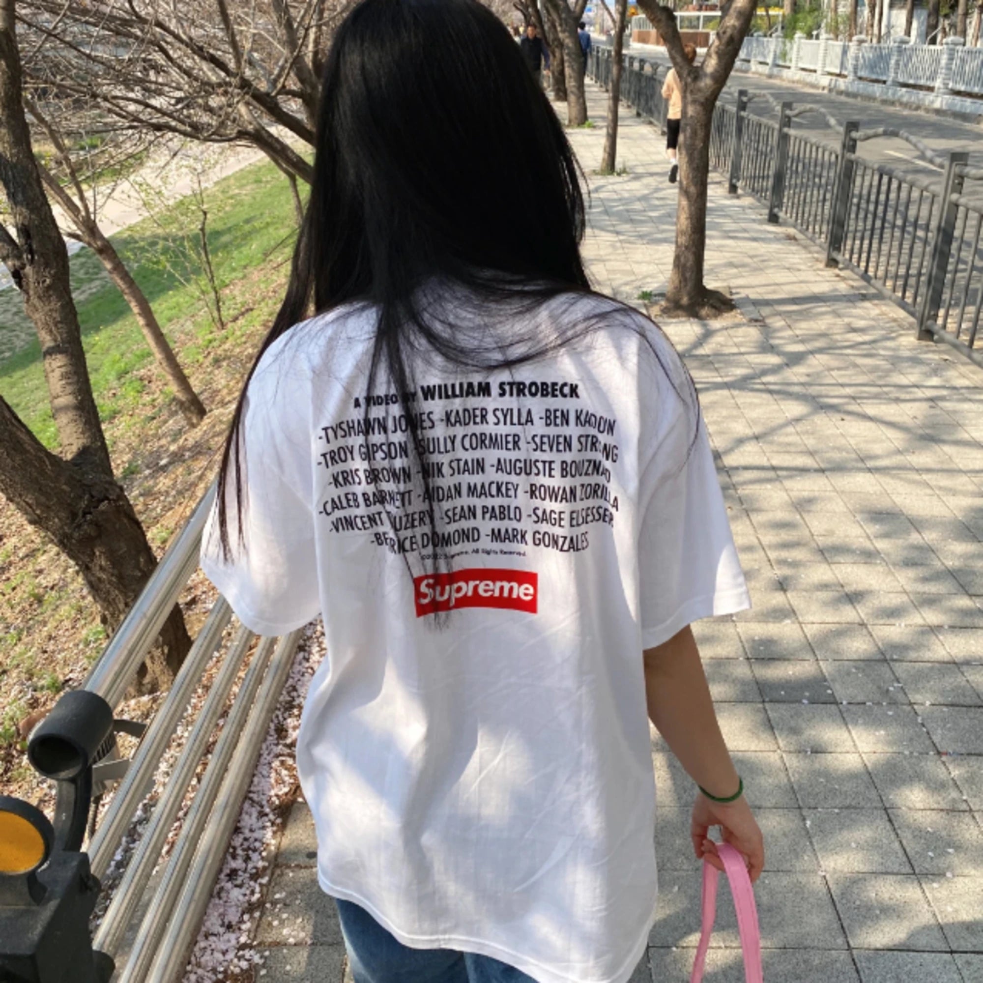 슈프림 플레이 데드 오버핏 반팔 티셔츠 착용 이미지
