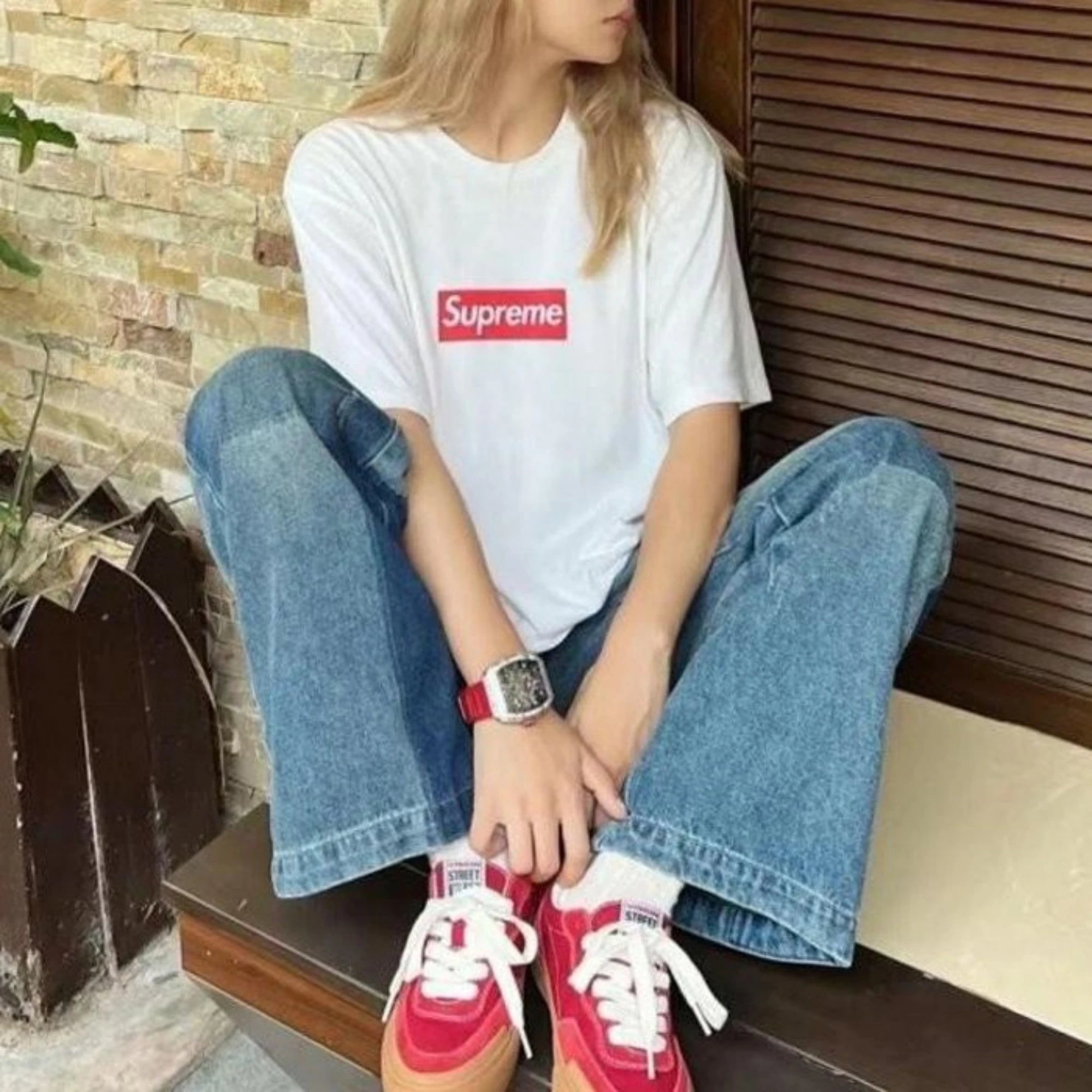 슈프림 웨스트 할리우드 박스로고 반팔 티셔츠 착용 이미지