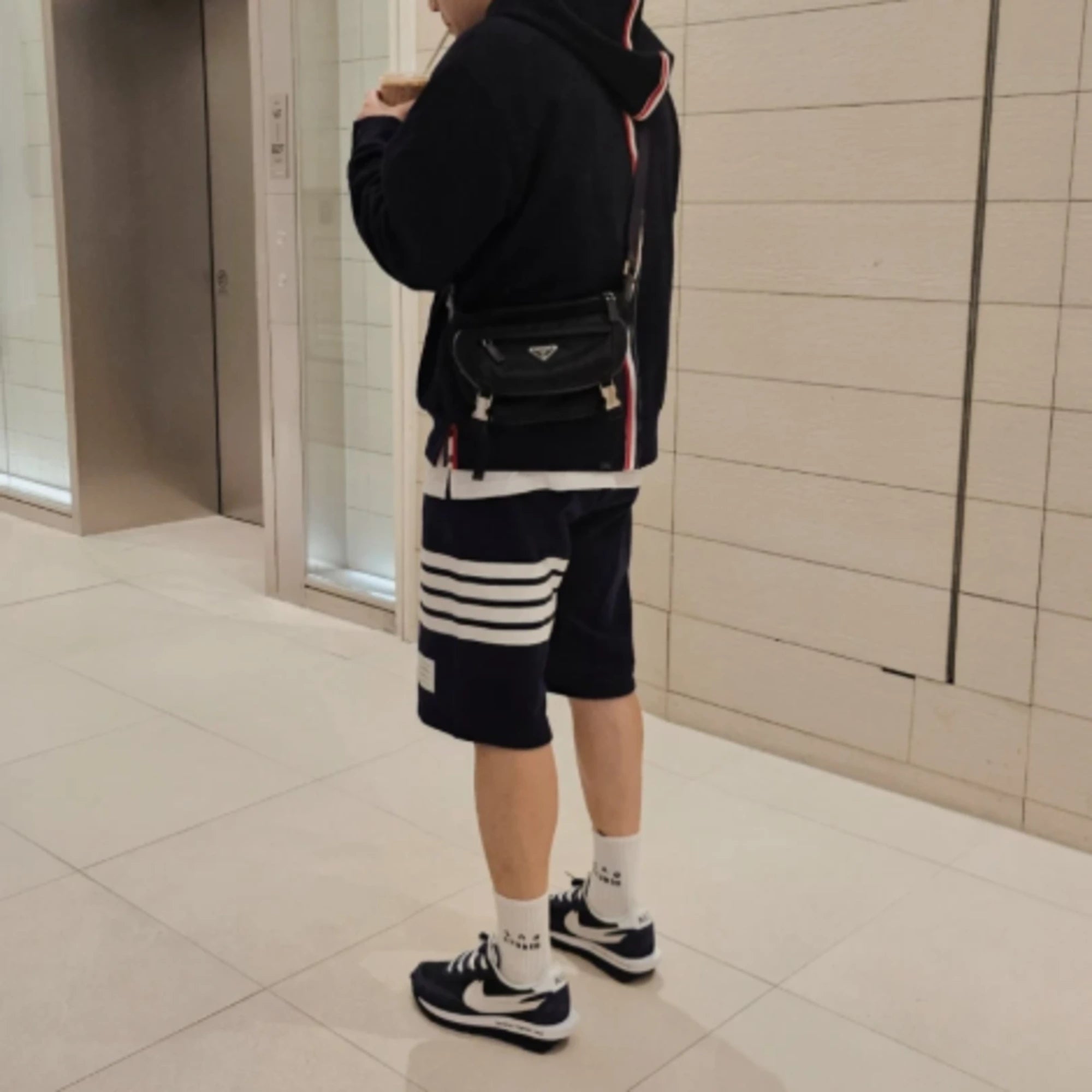 톰브라운 클래식 4바 반바지 착용 이미지