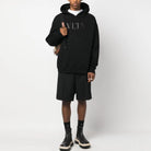 발렌티노 VLTN 로고 후드티 E73549 착용 이미지
