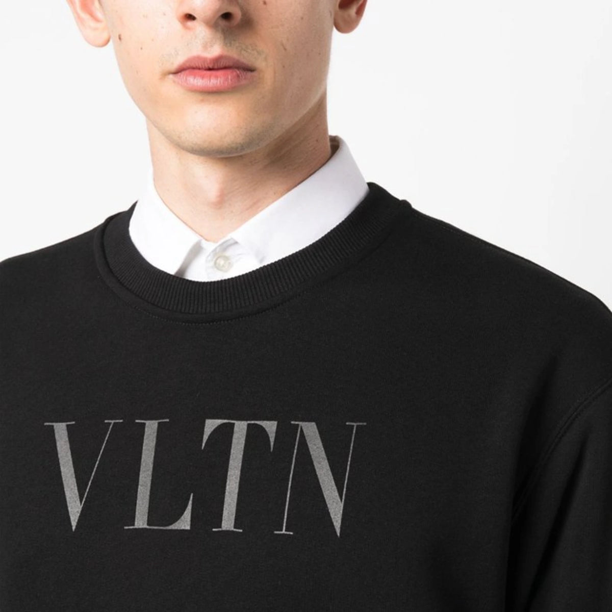 발렌티노 VLTN 로고 맨투맨 VMF26M9JA 착용 이미지