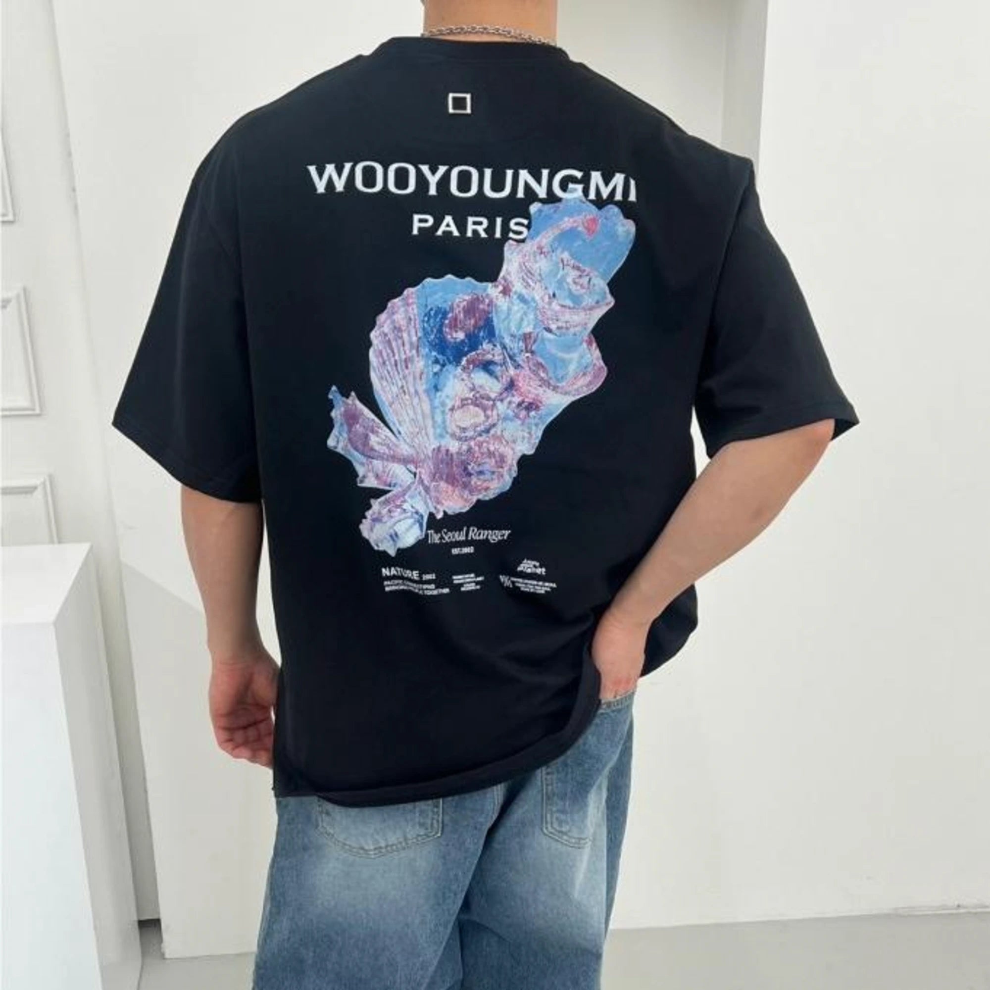 우영미 3D 코랄 백로고 반팔 티셔츠 착용 이미지