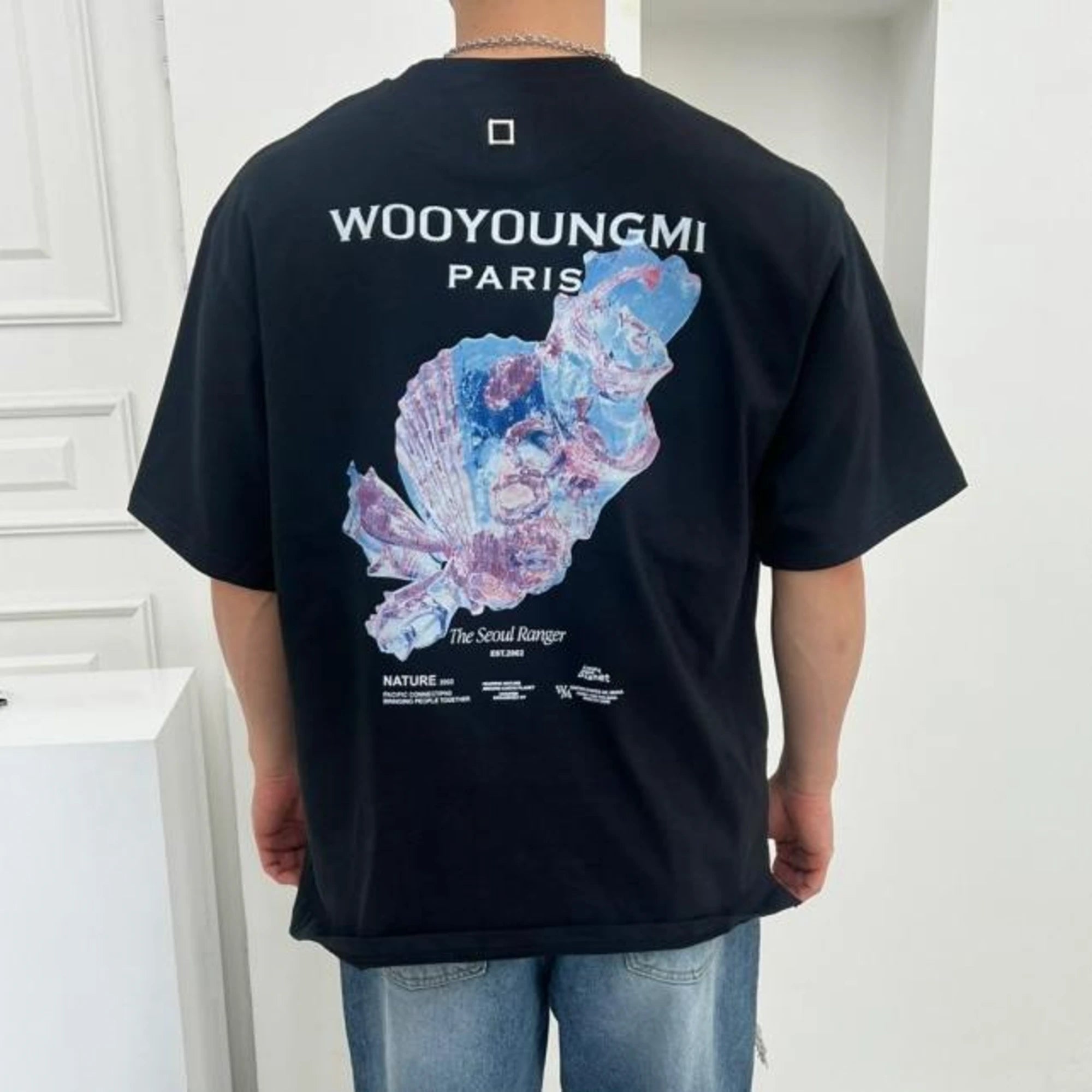 우영미 3D 코랄 백로고 반팔 티셔츠 착용 이미지