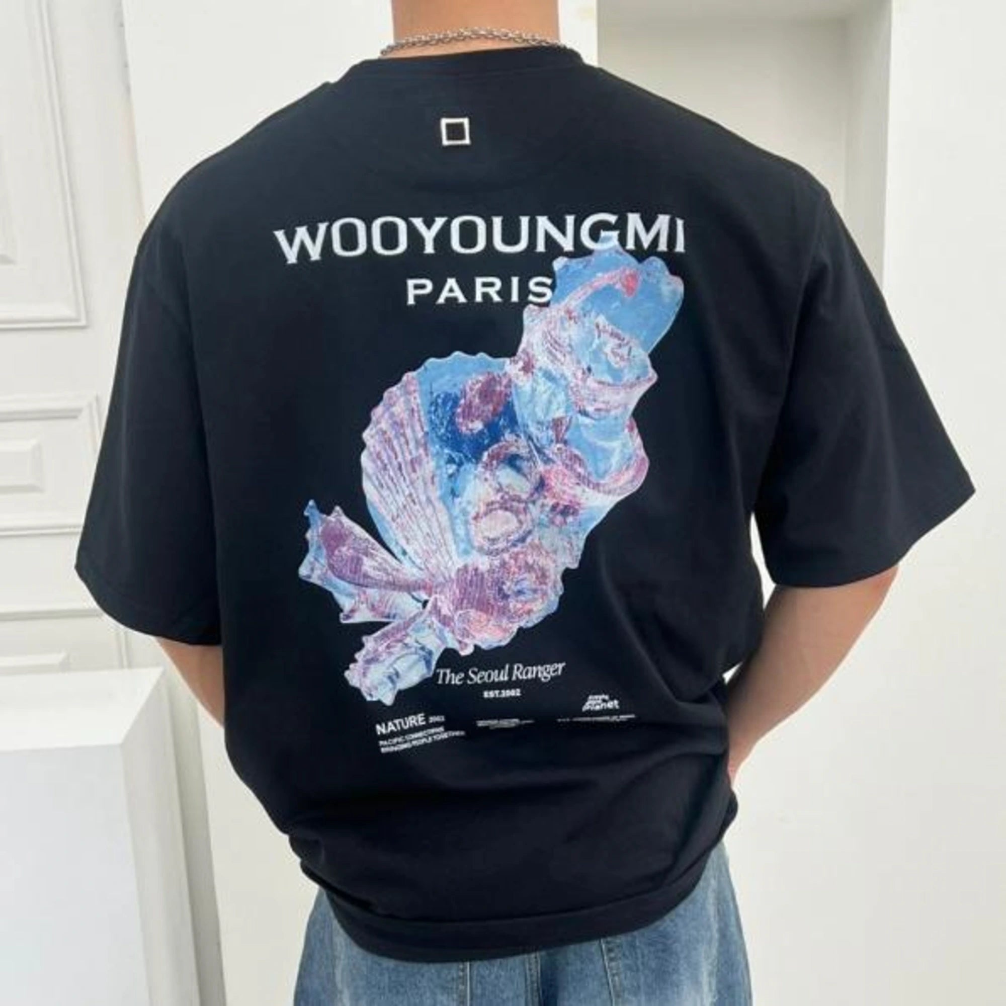 우영미 3D 코랄 백로고 반팔 티셔츠 착용 이미지