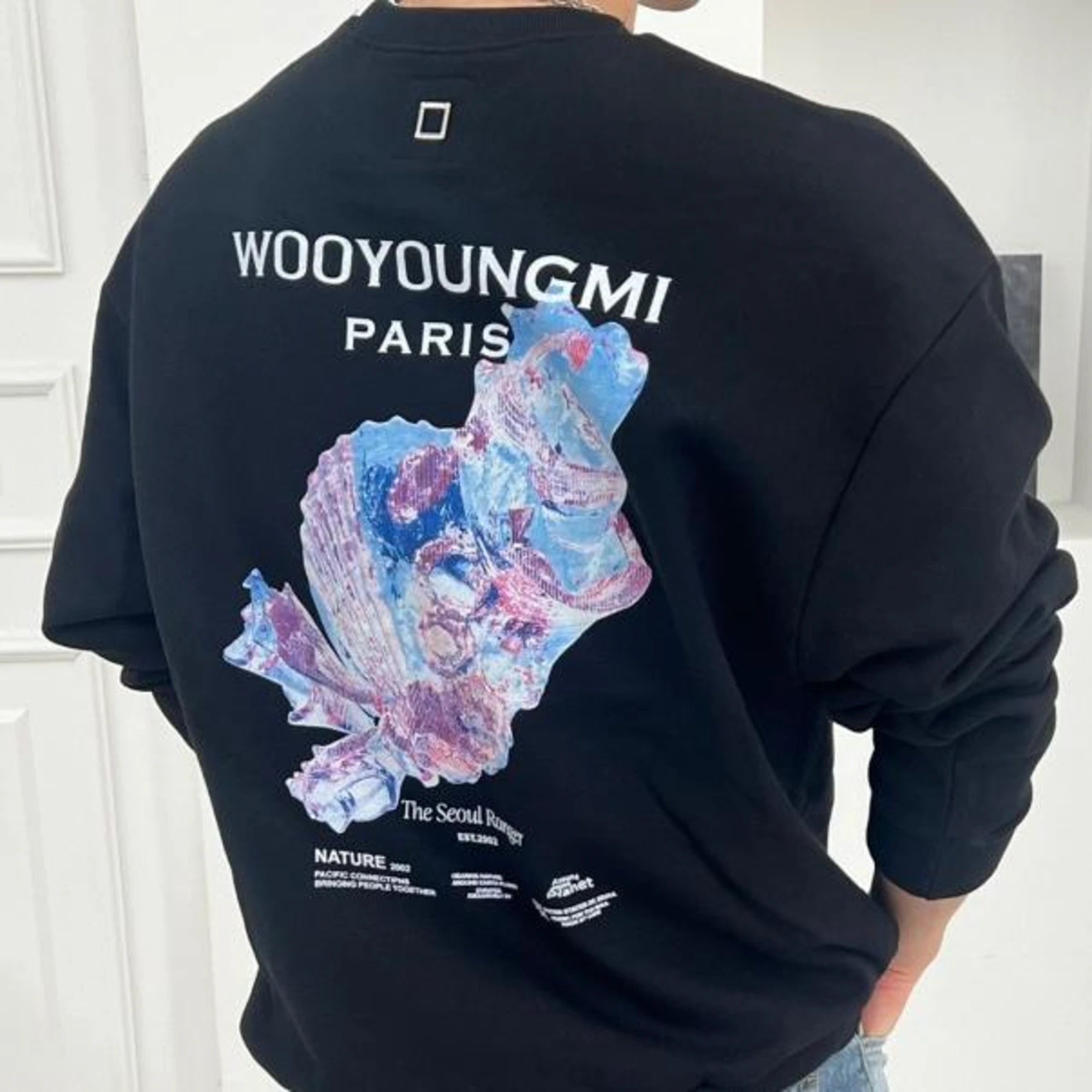 우영미 3D 코랄 백로고 맨투맨 착용 이미지